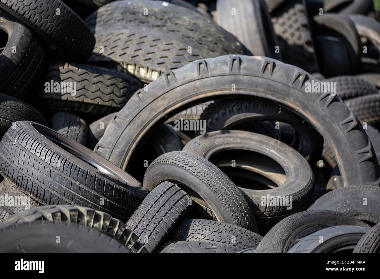 Vecchi pneumatici usurati immagini e fotografie stock ad alta risoluzione -  Alamy