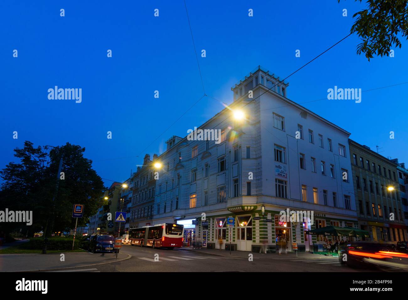 Wien / Vienna, quartiere Kaisermühlen, piazza Schüttauplatz, ristorante nel 22. Donaustadt, Wien, Austria Foto Stock