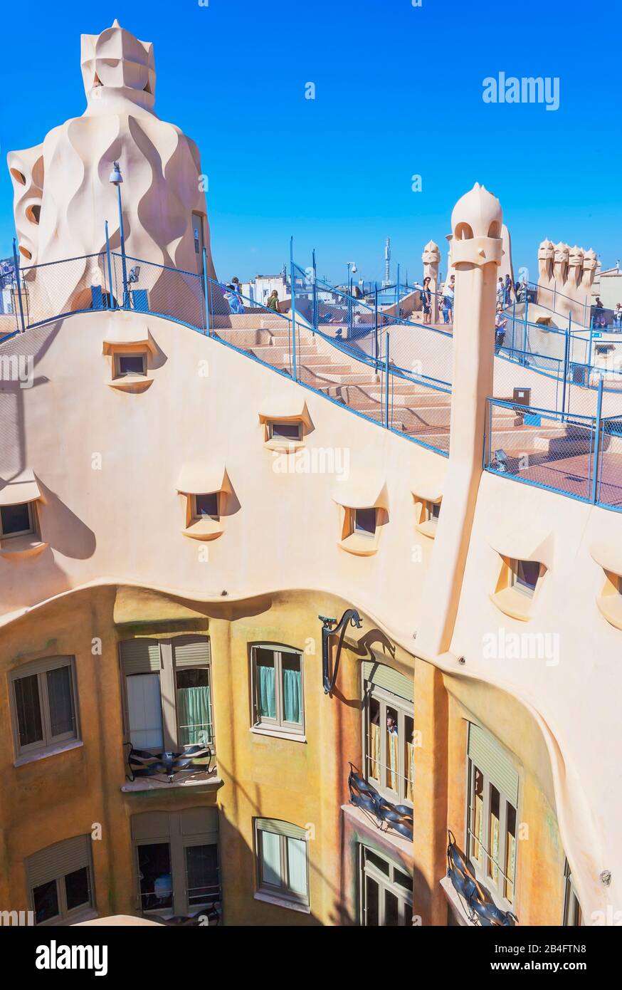 Sculture di camino sul tetto di Casa Mila (la Pedrera) di Antoni Gaudi, Patrimonio dell'Umanità dell'UNESCO, Barcellona, Catalogna, Spagna, Foto Stock