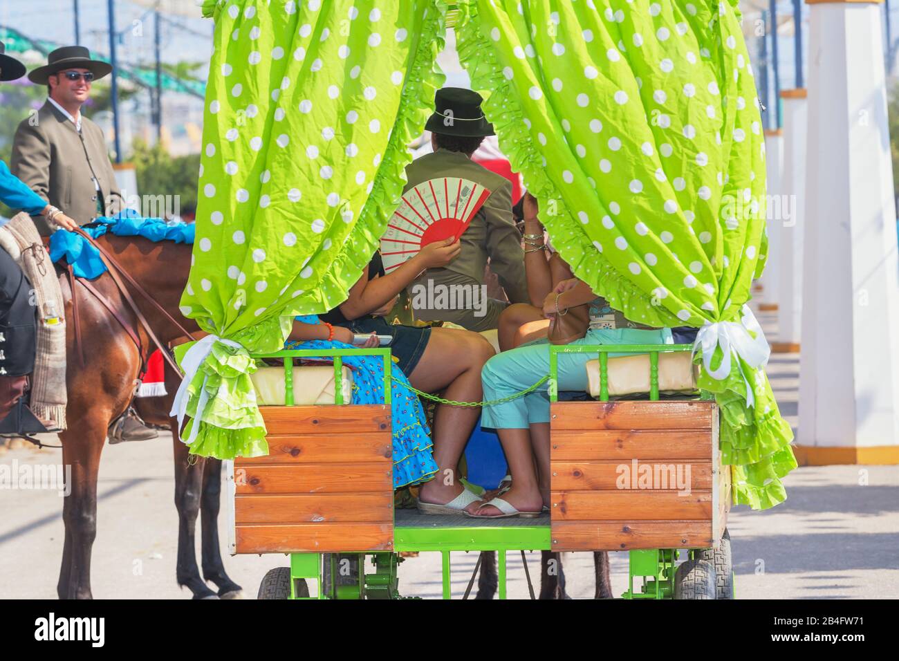 Persone che indossano abiti tradizionali in carrozza, Malaga Festival, Malaga, Andalusia, Spagna, Foto Stock