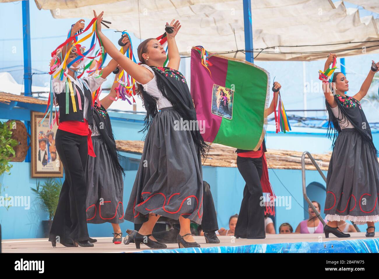 I giovani che perfezionano una danza di flamenco durante la celebrazione del Festival di Malaga, Malaga, Andalusia, Spagna, Europa Foto Stock