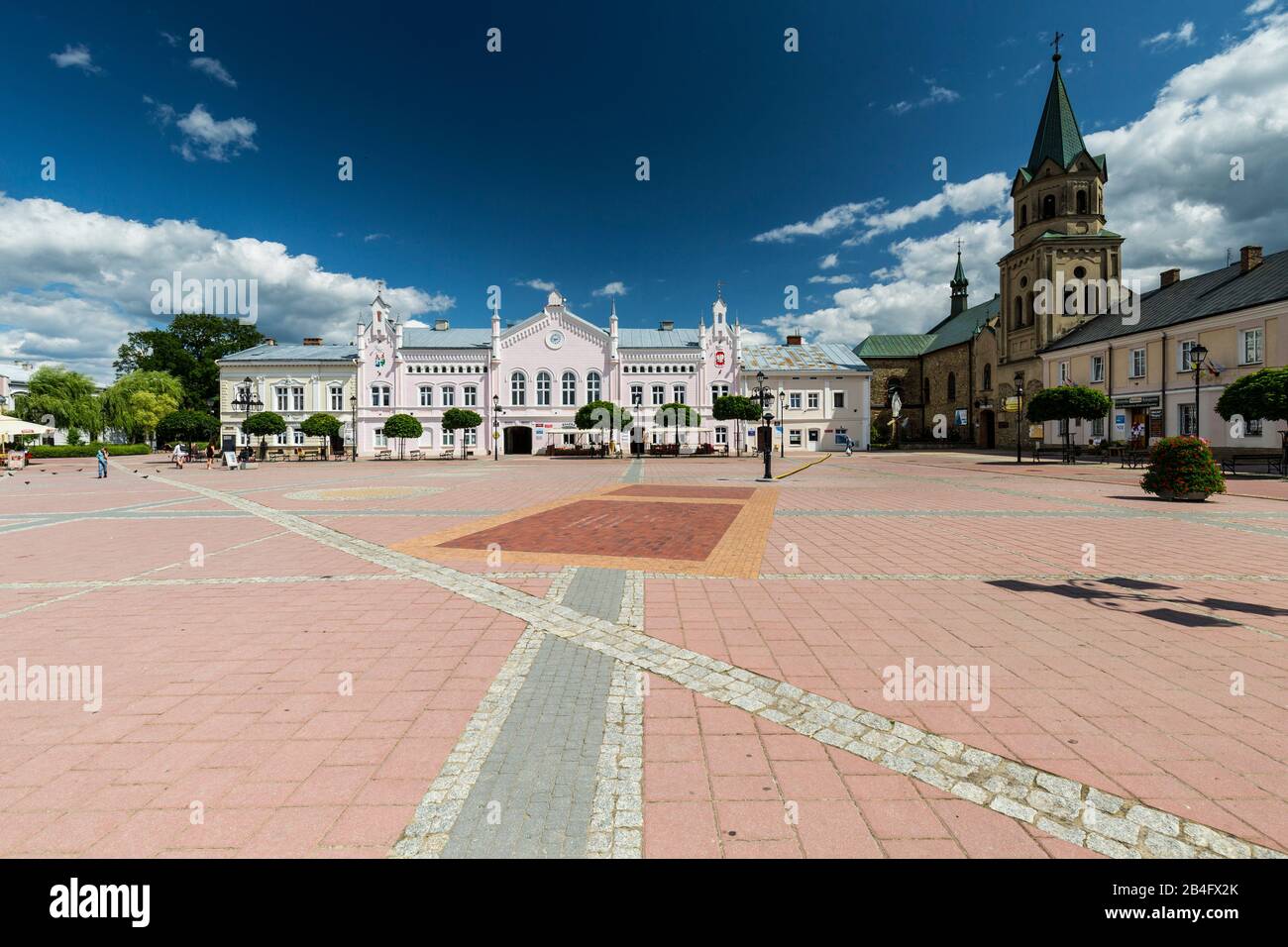 Europa, Polonia, Voivodato Podkarpackie, Sanok / Royal Free City di Sanok - Piazza del mercato principale a Sanok e Municipio neogotico Foto Stock