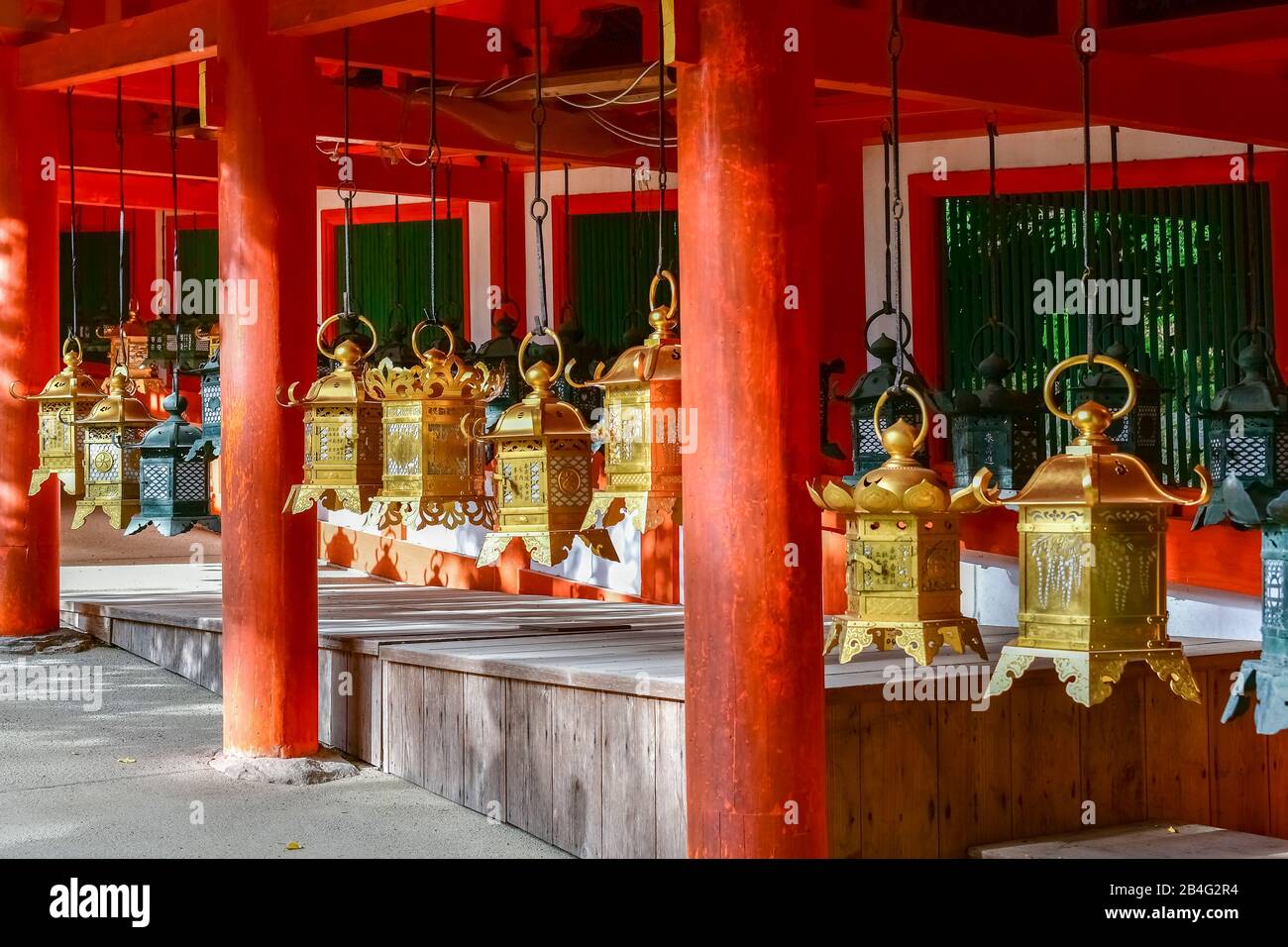 Lanterne in bronzo ornate presso il santuario principale, il Santuario Kasuga-taisha, Nara, Honshu, Giappone Foto Stock