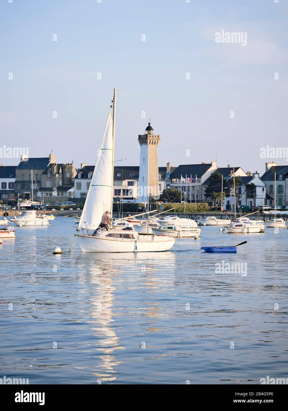 Ankernde Boote in der Abendsonne im Hafen von Roscoff in der Bretagne. Foto Stock