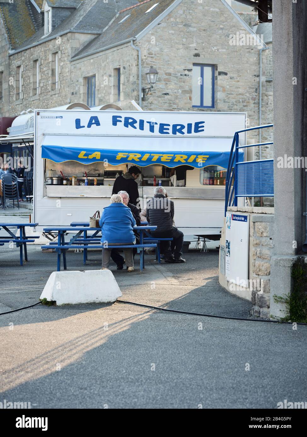Ein Imbissstand mit Gästen am alten Hafen von Roscoff in der Bretagne. Foto Stock