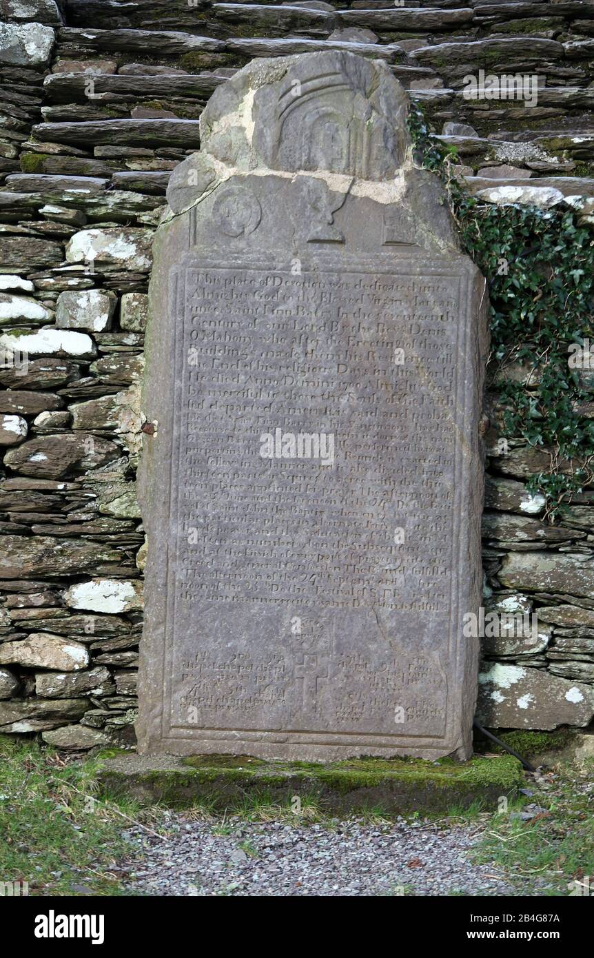Piatto di devozione in pietra fuori dalla piccola chiesa di Gougane barra nella contea di Cork Foto Stock