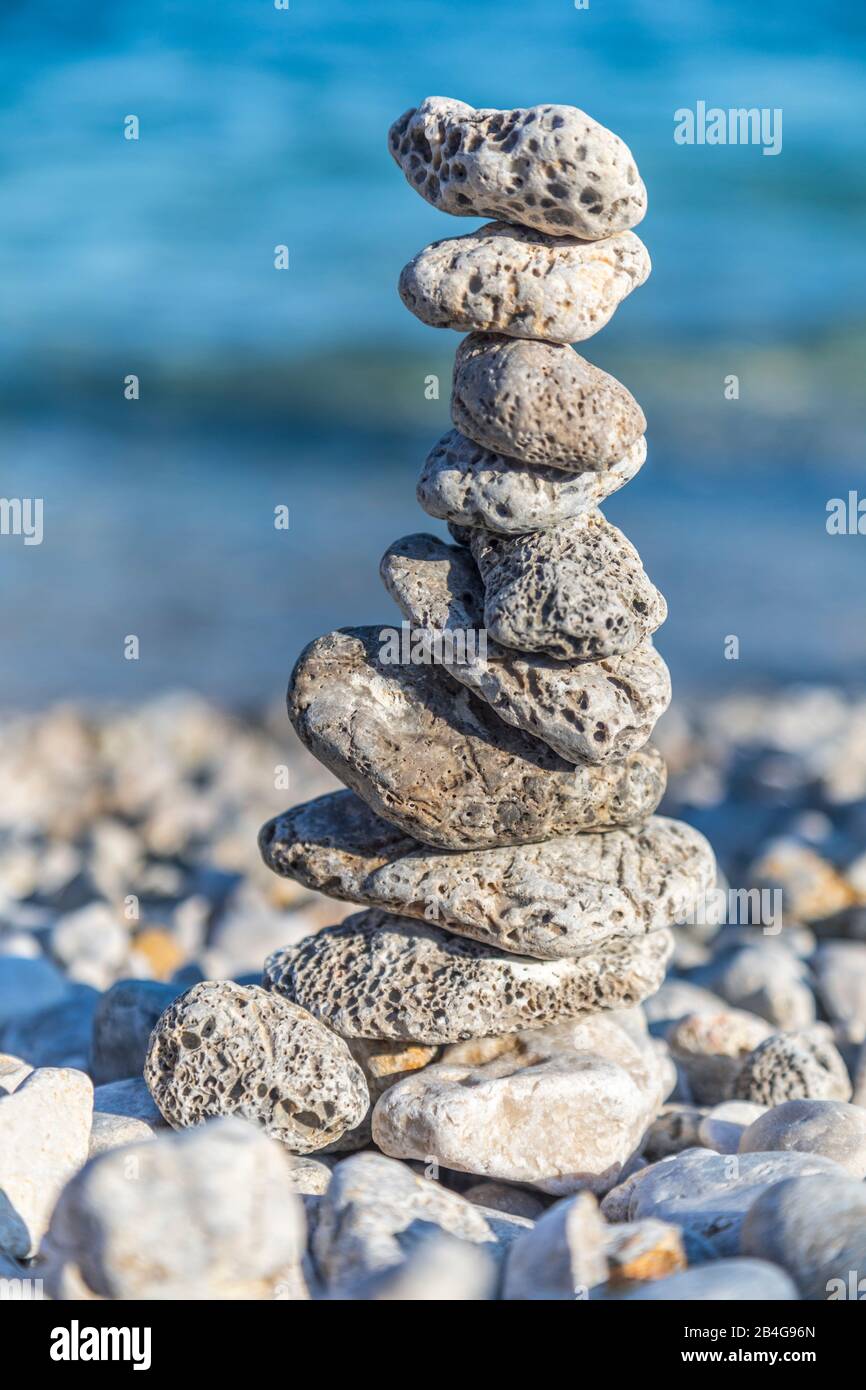 Pila di ciottoli sulla spiaggia di Krk, isola di Krk, Primorje-Gorski Kotar County, Croazia Foto Stock