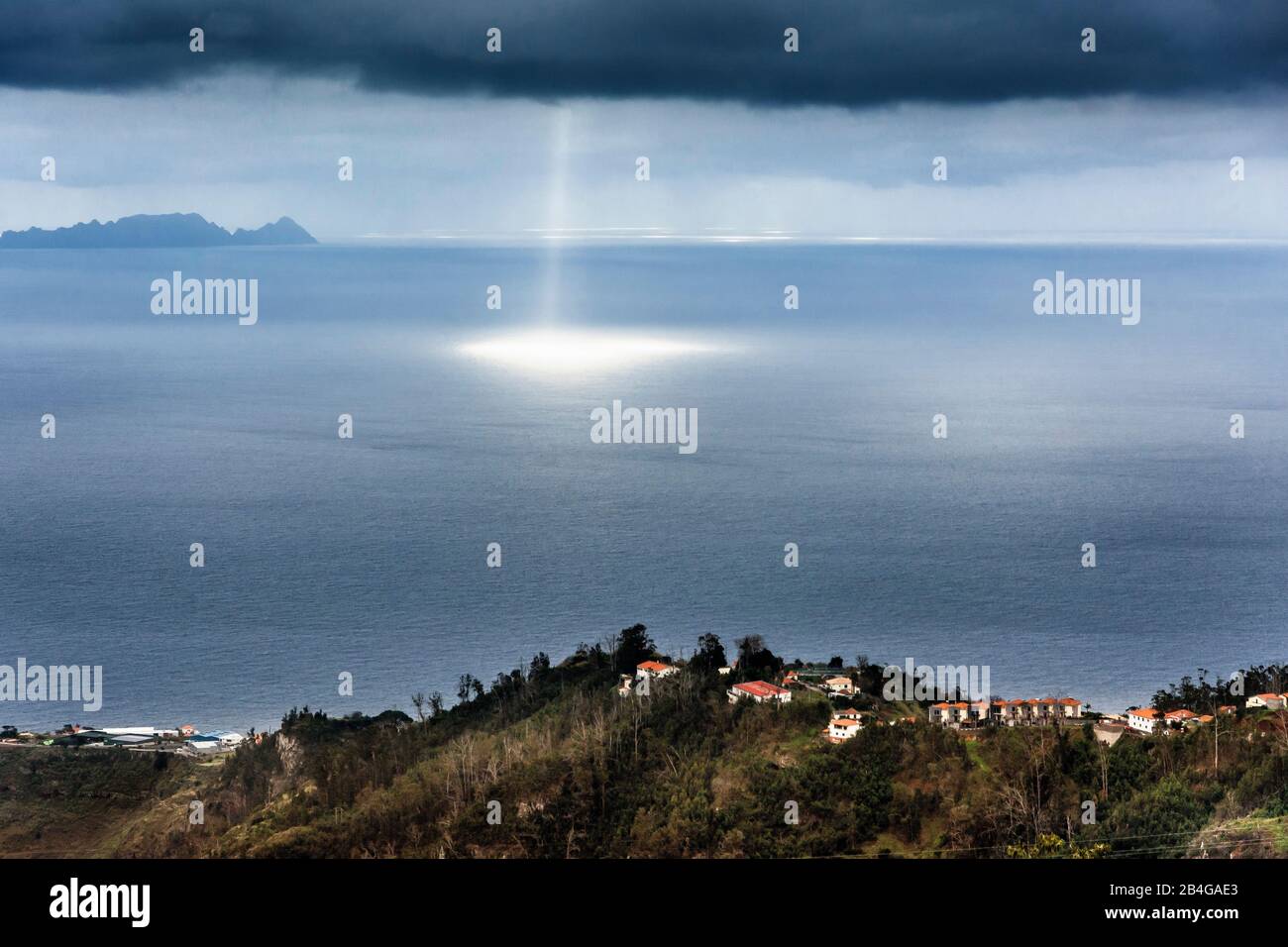 Europa, Portogallo, arcipelago, Oceano Atlantico, Madeira, Camacha, vista sull'oceano, sole di nuvole scure sul mare Foto Stock