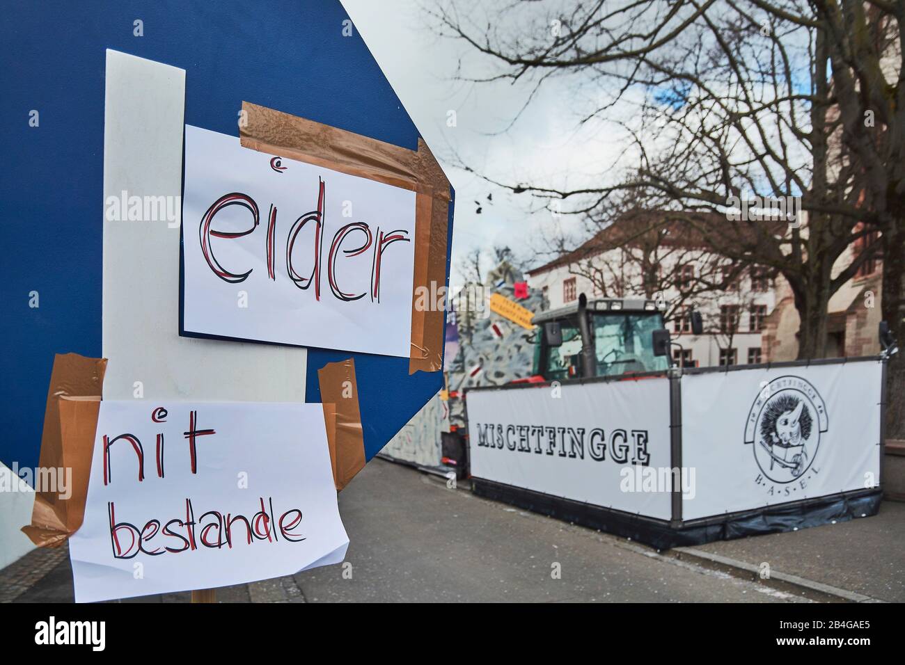 Europa, Svizzera, Basilea, evento tradizionale, Basilea Fasnacht, il più grande della Svizzera, patrimonio culturale immateriale dell'umanità, barriera stradale, scudo, lingua tedesca svizzera, 'eider nit bestande' Foto Stock