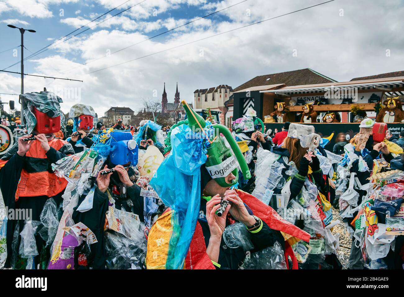 Europa, Svizzera, Basilea, evento tradizionale, Basilea Fasnacht, il più grande della Svizzera, patrimonio culturale immateriale dell'umanità, Cortège a Wettsteinplatz, Guggenmusik, Pfeifer clique con sujet 'Abfall' Foto Stock
