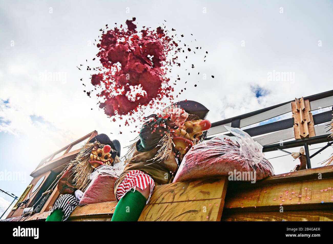 Europa, Svizzera, Basilea, evento tradizionale, Basilea Fasnacht, il più grande della Svizzera, patrimonio culturale immateriale dell'umanità, Cortège al Wettsteinplatz, waggis su vetture a tema con confetti Foto Stock