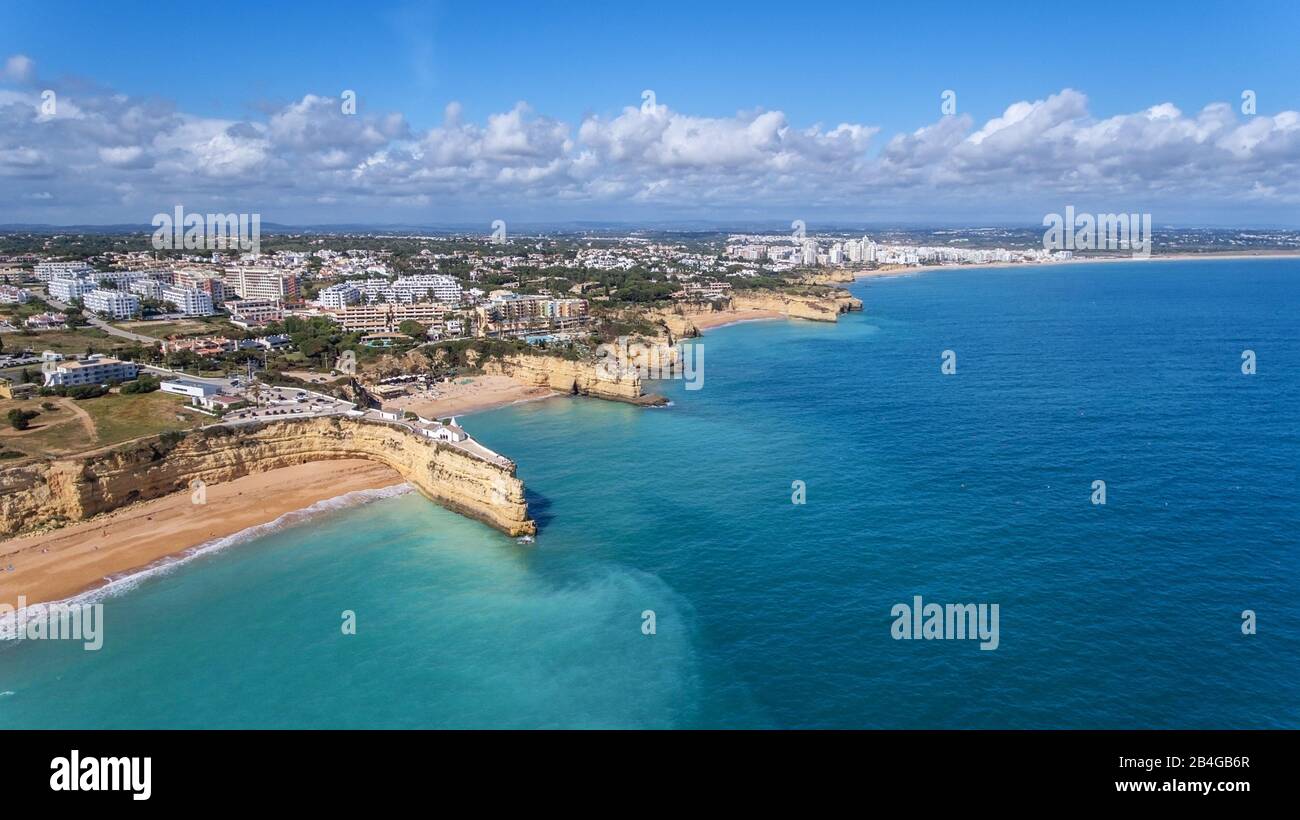 Antenna. Belle spiagge portoghesi Armacao de Pera, vista dal cielo Foto Stock