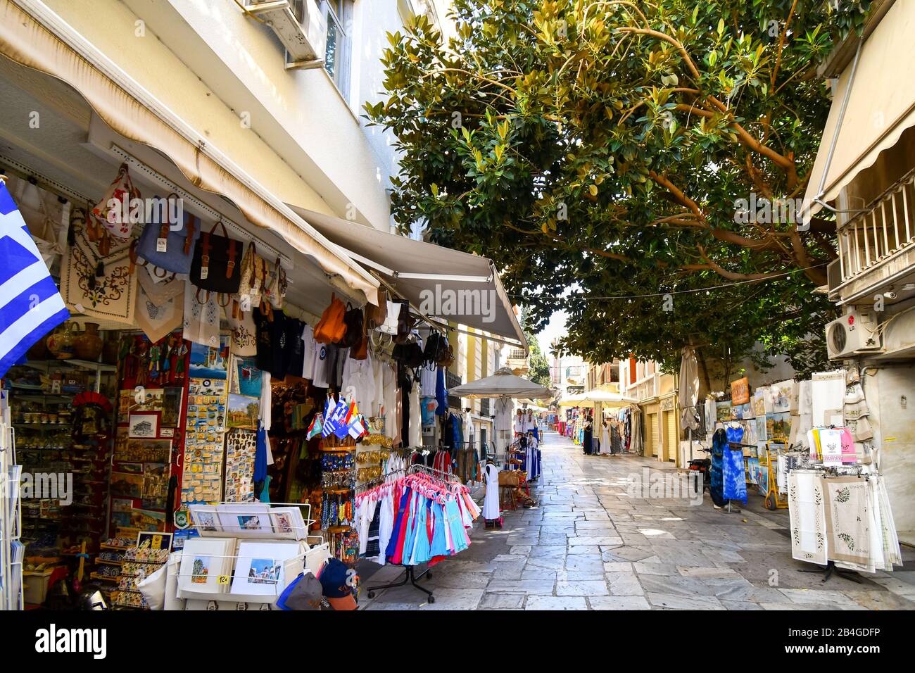 Colorati negozi di souvenir e regali fiancheggiano le strette stradine del quartiere turistico di Plaka, nel centro storico di Atene, Grecia. Foto Stock