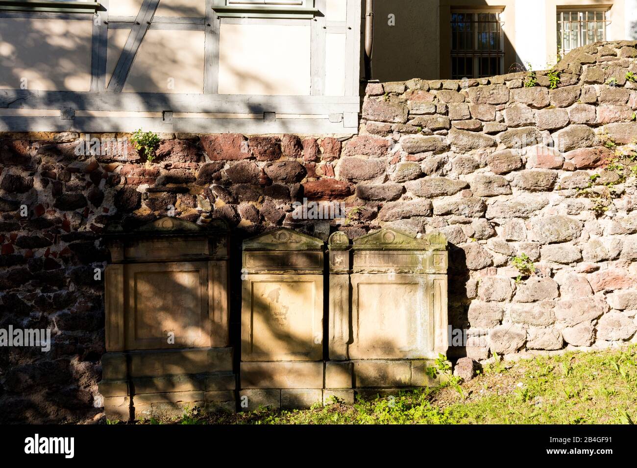 Mura della città vecchia, vecchio cimitero, pezzi del museo, storicamente, Eisenach, Turingia, Germania, Europa, Foto Stock