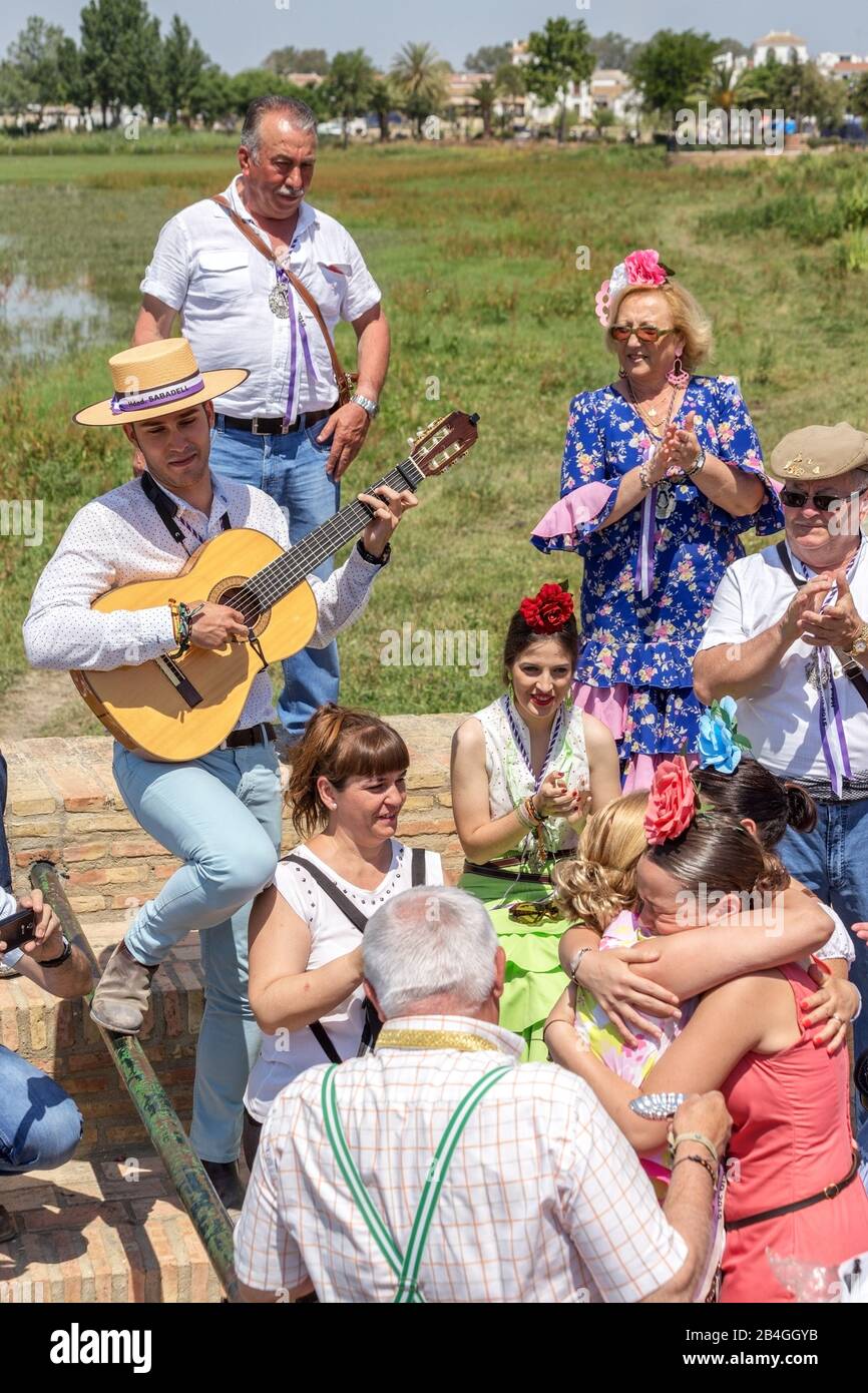 El Rocio, Spagna-22 maggio 2015 gli spagnoli celebrano un festival religioso, cantando e ballando durante l'iniziazione . Foto Stock