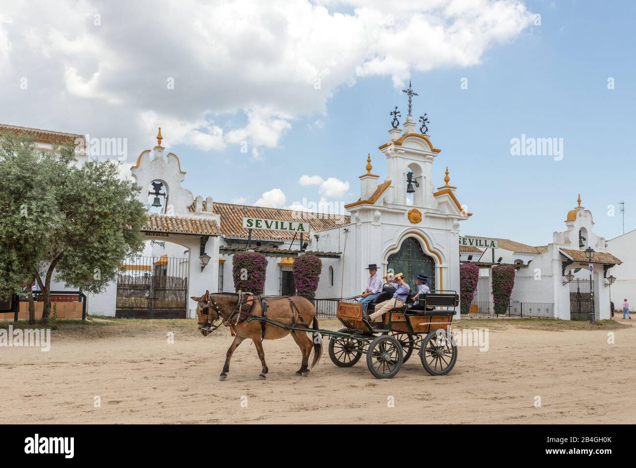 El Rocio, Spagna-22 maggio 2015 i bambini spagnoli cavalcano su un carro con un cavallo vicino alla chiesa. Foto Stock