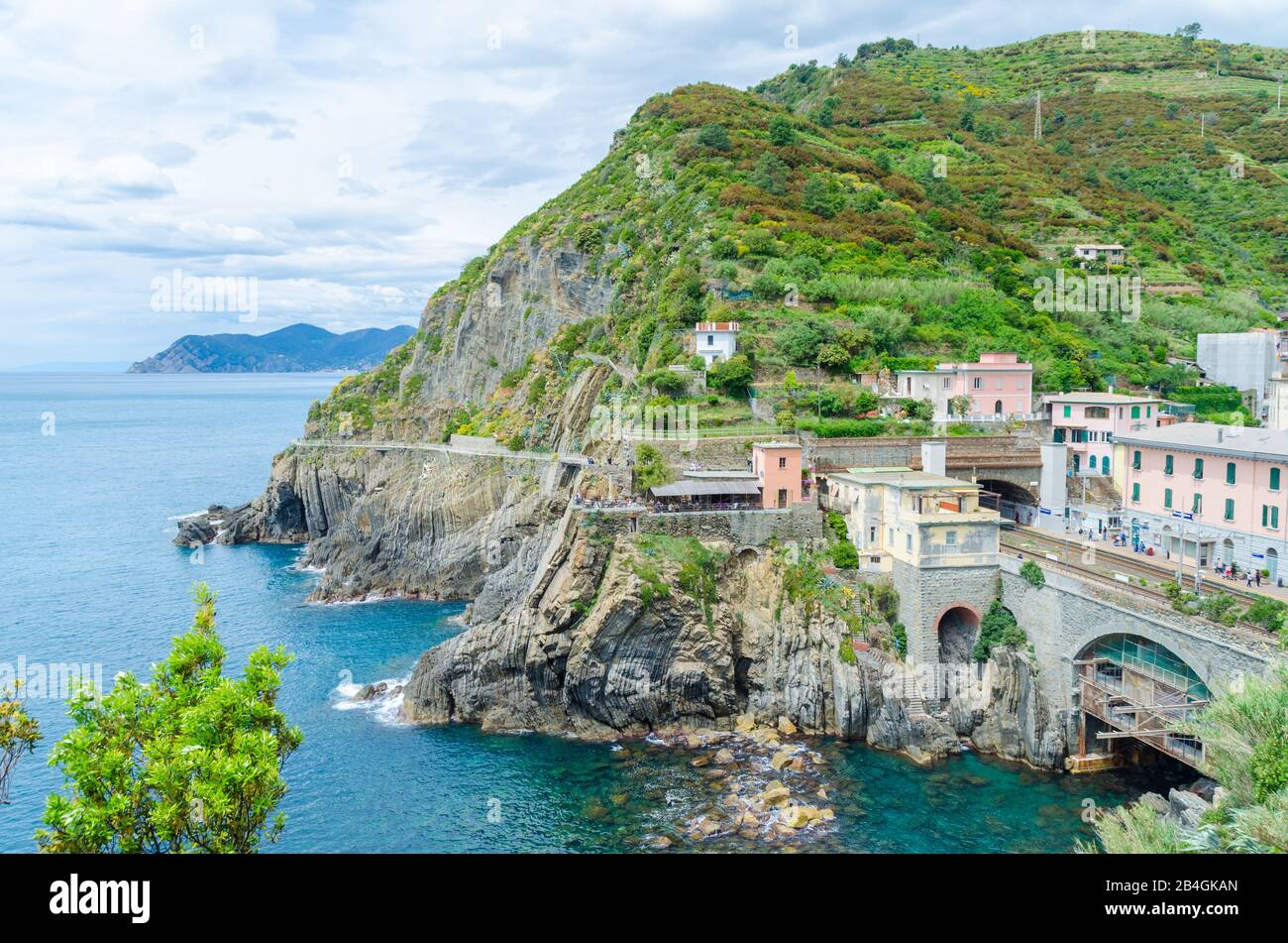 I percorsi dei treni delle cinque Terre sotto i terreni collinari del villaggio delle cinque Terre in Italia Foto Stock