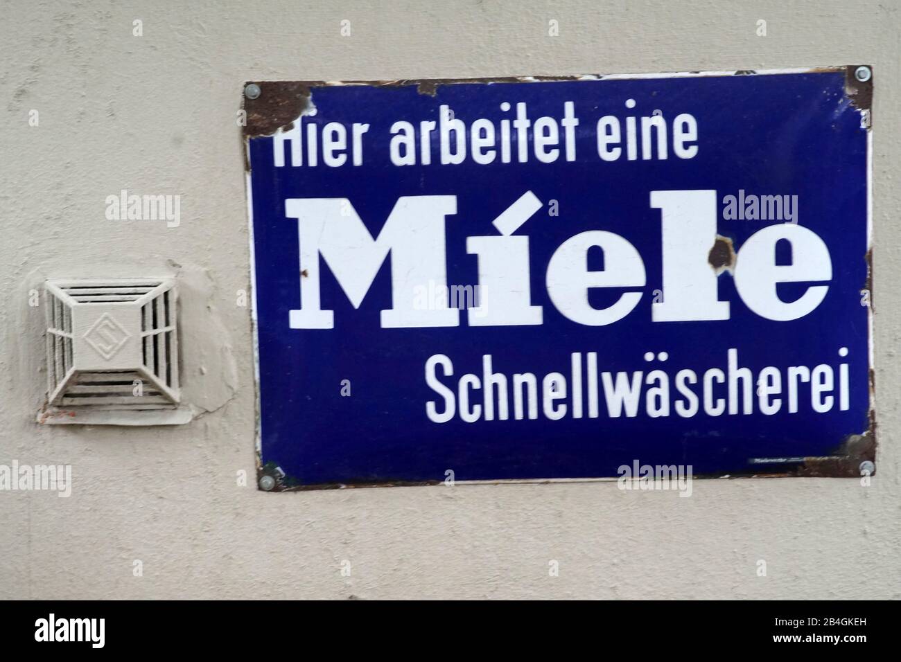 Bad Vilbel, Germania - 08 Settembre 2019: l'annata arrugginito segno di una lavanderia con un miele logo su Settembre 08, 2019 a Bad Vilbel. Foto Stock