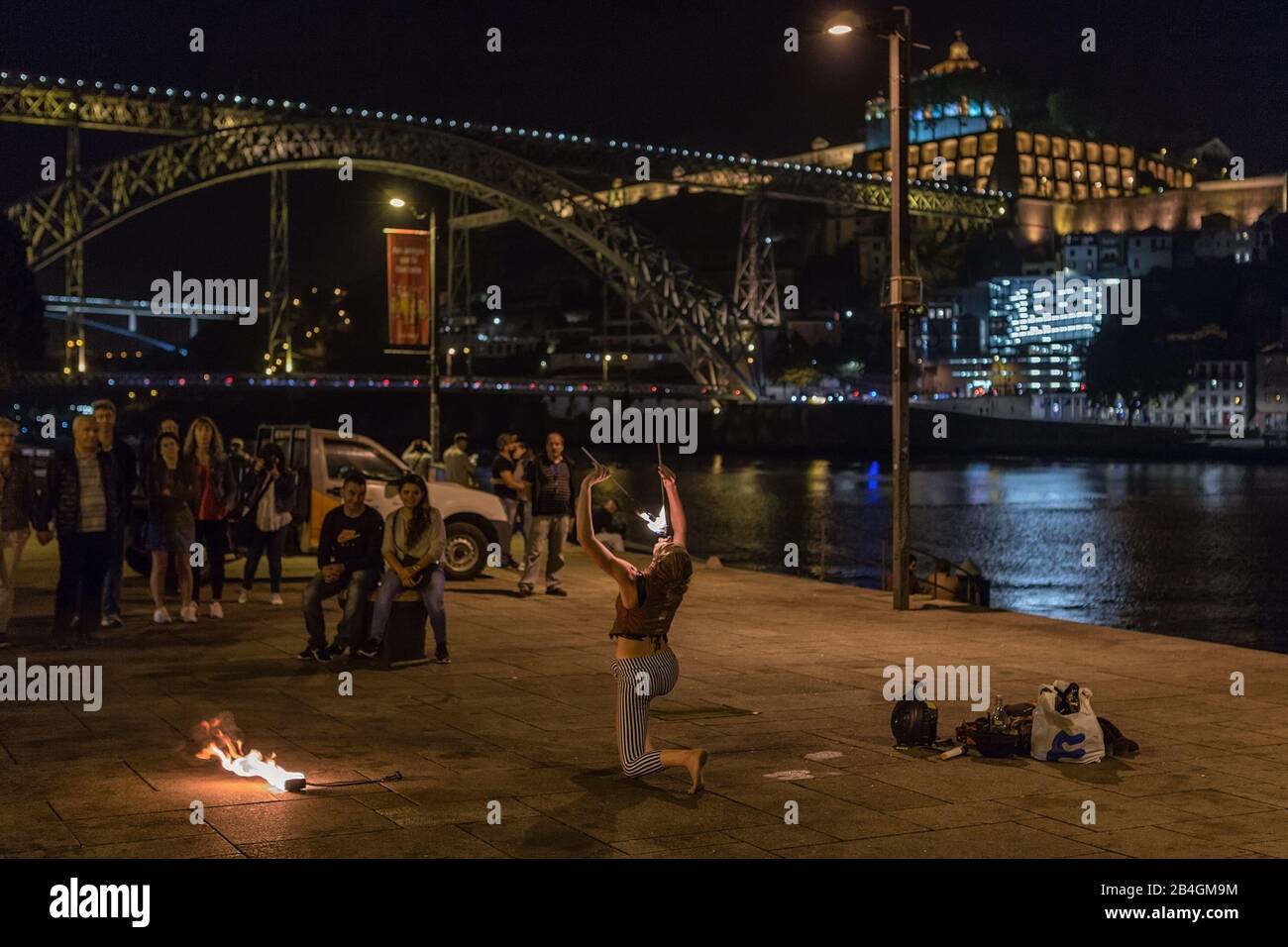 Porto 29 settembre 2018: Rappresentazione della ragazza sulla piazza con il fuoco, vicino al ponte di San Luis sulla strada Ribeira Foto Stock