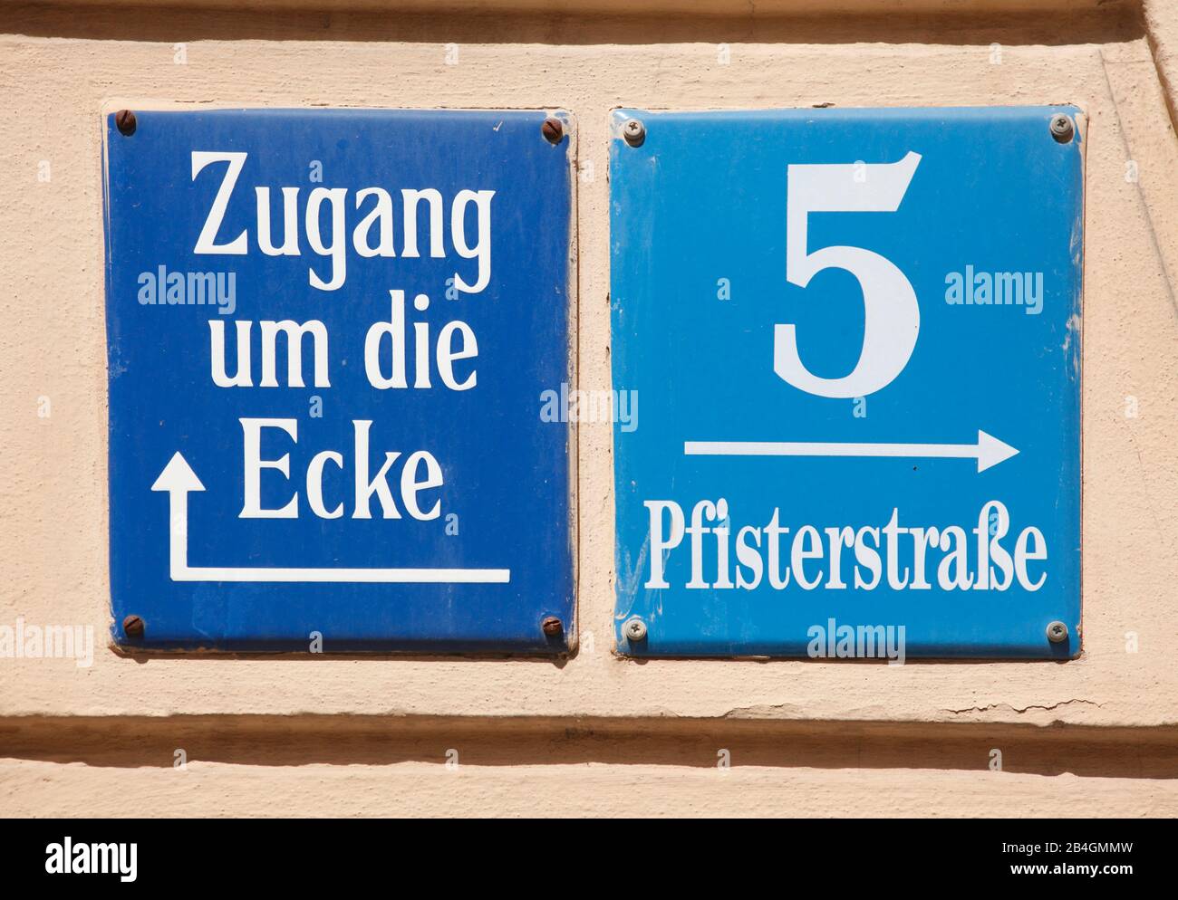 Blaues Hausnummernschild Nummer Fünf, Schild Zugang Um Die Ecke, Am Platzl, Pfisterstraße, München, Oberbayern, Bayern, Deutschland, Europa, München, Foto Stock