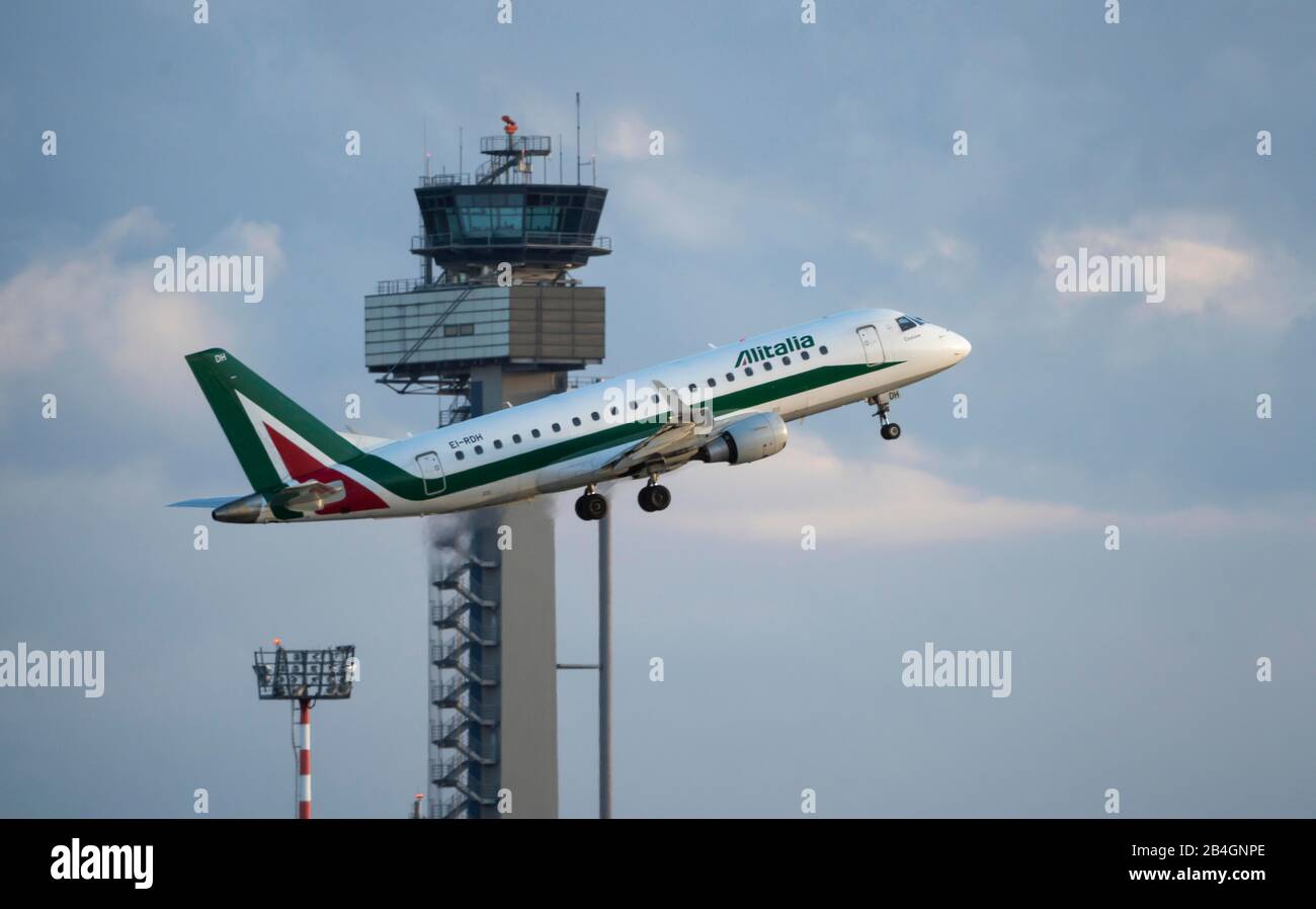 Aeroporto Internazionale di DŸsseldorf, DUS, aeromobile al decollo, torre di controllo del traffico aereo, Alitalia, Embraer E175STD, Foto Stock