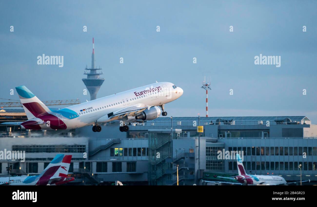 Aeroporto internazionale di DŸsseldorf, DUS, aeromobile al decollo, Eurowings, Airbus A320-216, Foto Stock