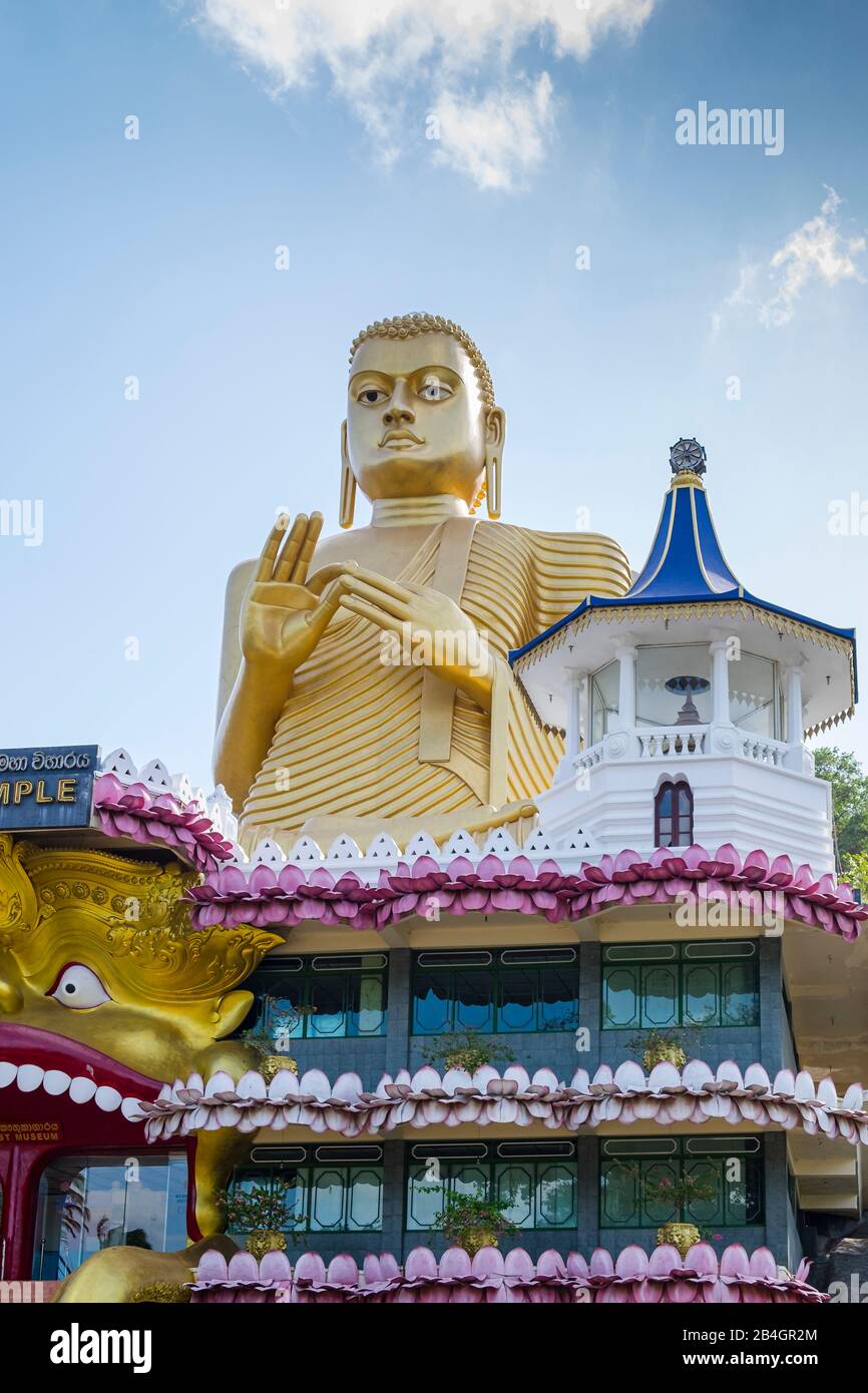 Gigantesca statua dorata del buddha sul tempio Foto Stock