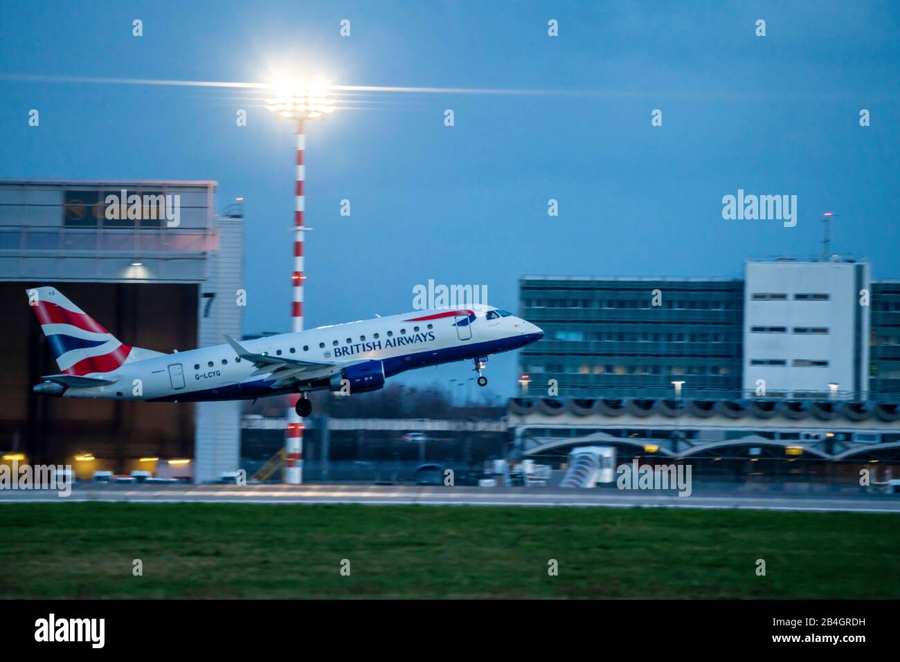 Aeroporto internazionale di DŸsseldorf, DUS, aeromobile al decollo, British Airways, Embraer E170STD, Foto Stock
