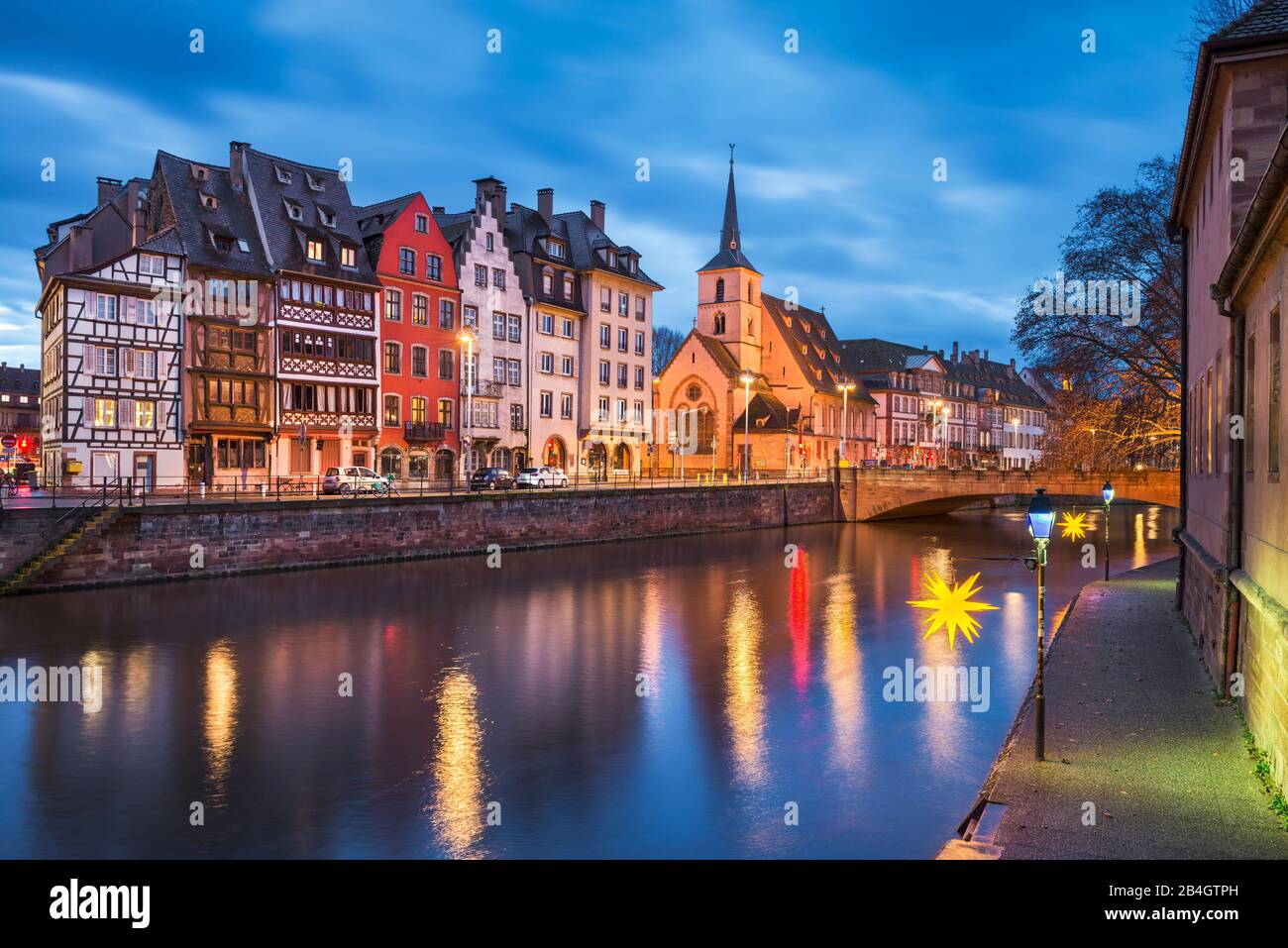 Città vecchia di Strasburgo, Francia con decorazioni di Natale Foto Stock
