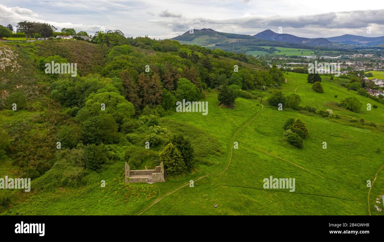 Veduta aerea della chiesa medievale di Raheen-a-Cluig a Bray, County Wicklow, Irlanda Foto Stock