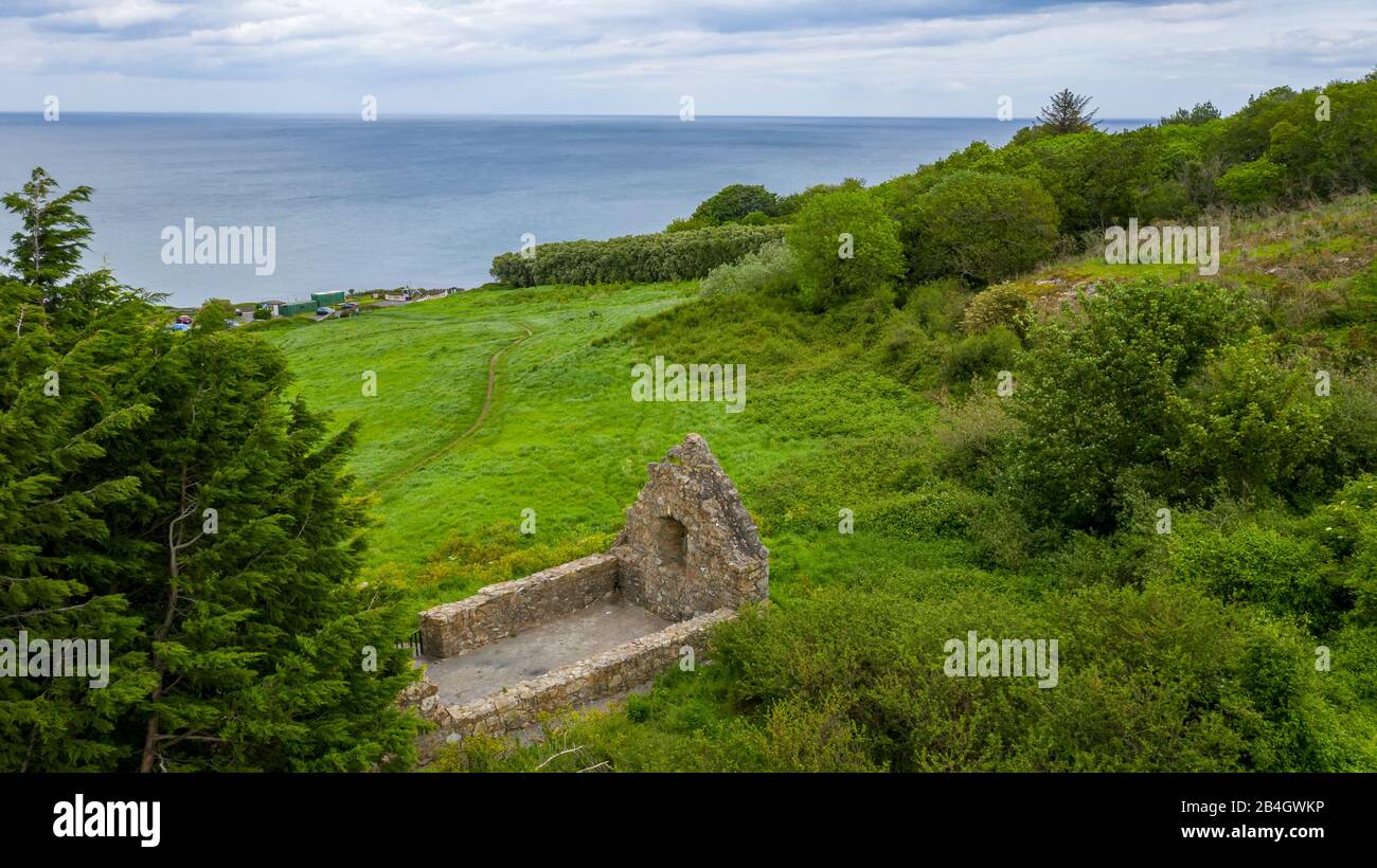 Veduta aerea della chiesa medievale di Raheen-a-Cluig a Bray, County Wicklow, Irlanda Foto Stock