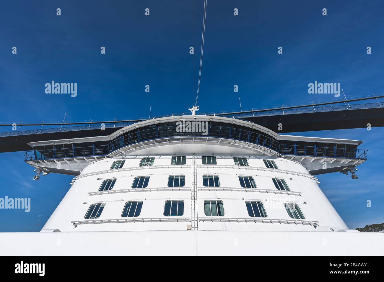 Nave da crociera, passaggio ponte, Askøybrua, ponte Askøy, Norvegia, Scandinavia, Europa Foto Stock