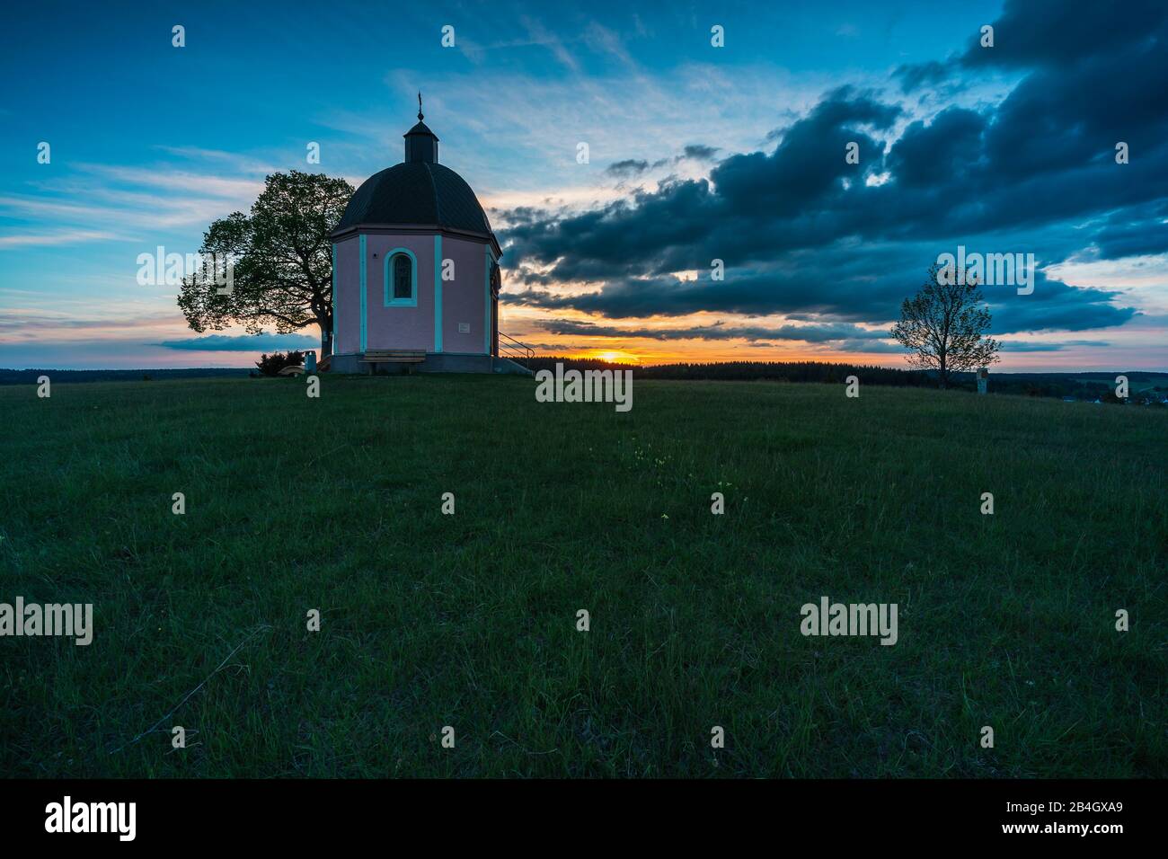 Cappella, Tramonto, Alter Berg, Böttingen, Tuttlingen, Baden-Wuerttemberg, Germania, Europa Foto Stock