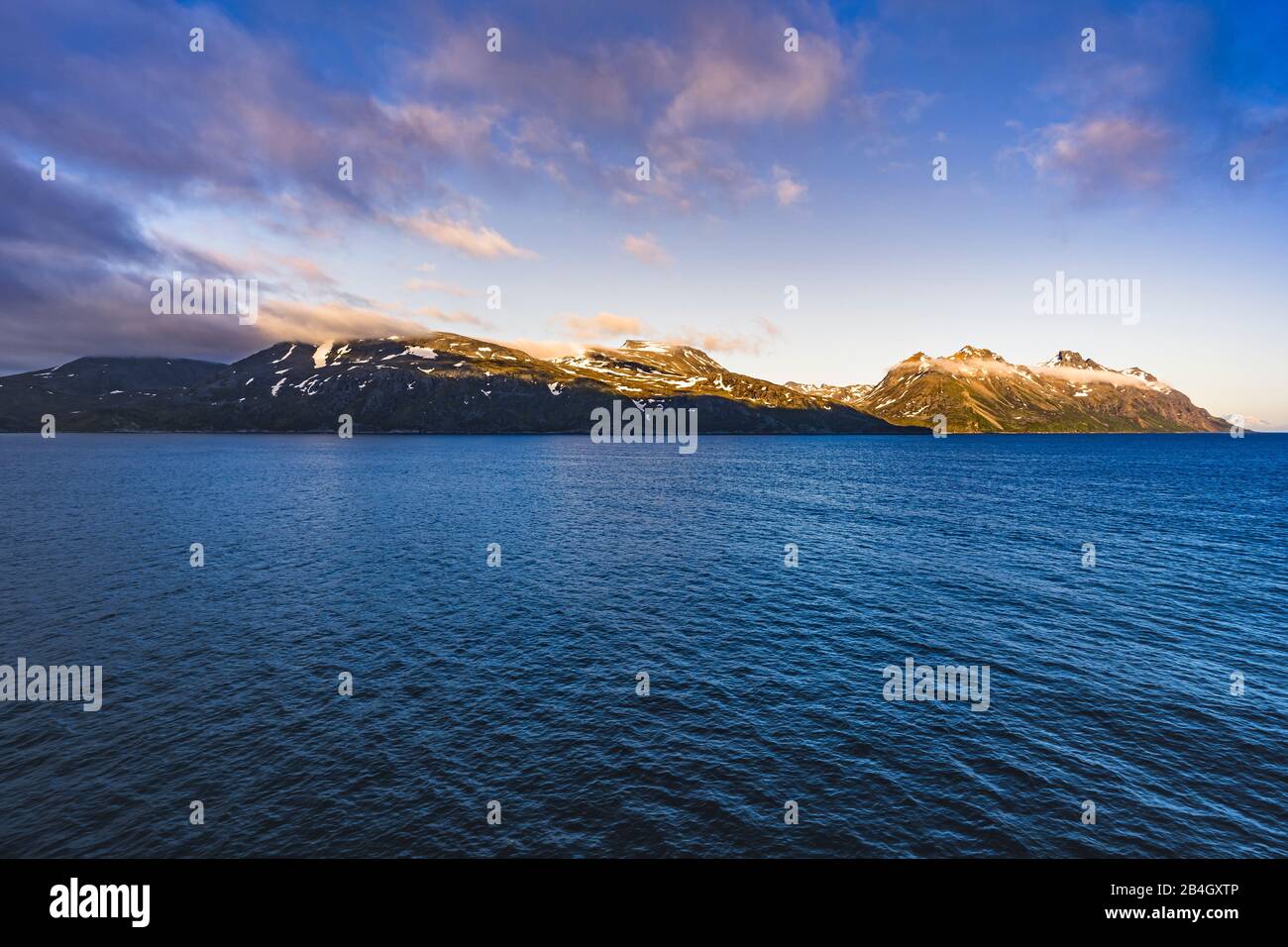 Catena montuosa nei Troms settentrionali, tramonto, sole di mezzanotte, Norvegia, Scandinavia, Europa, paesaggio Foto Stock