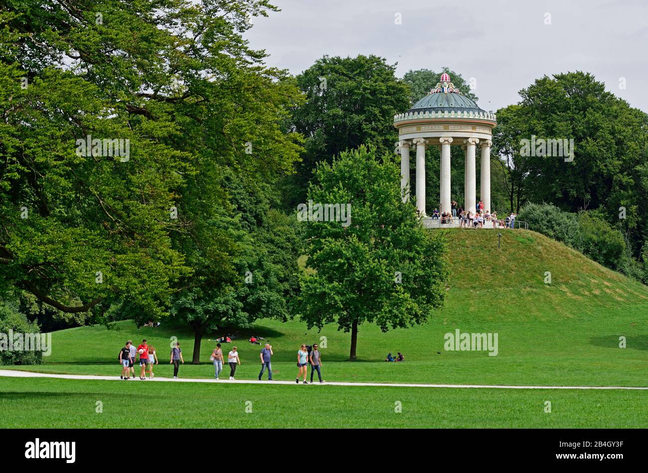 Europa, Germania, Baviera, Monaco, Giardino Inglese, parco cittadino tra Lehel e Schwabing, vista su Monopteros Foto Stock