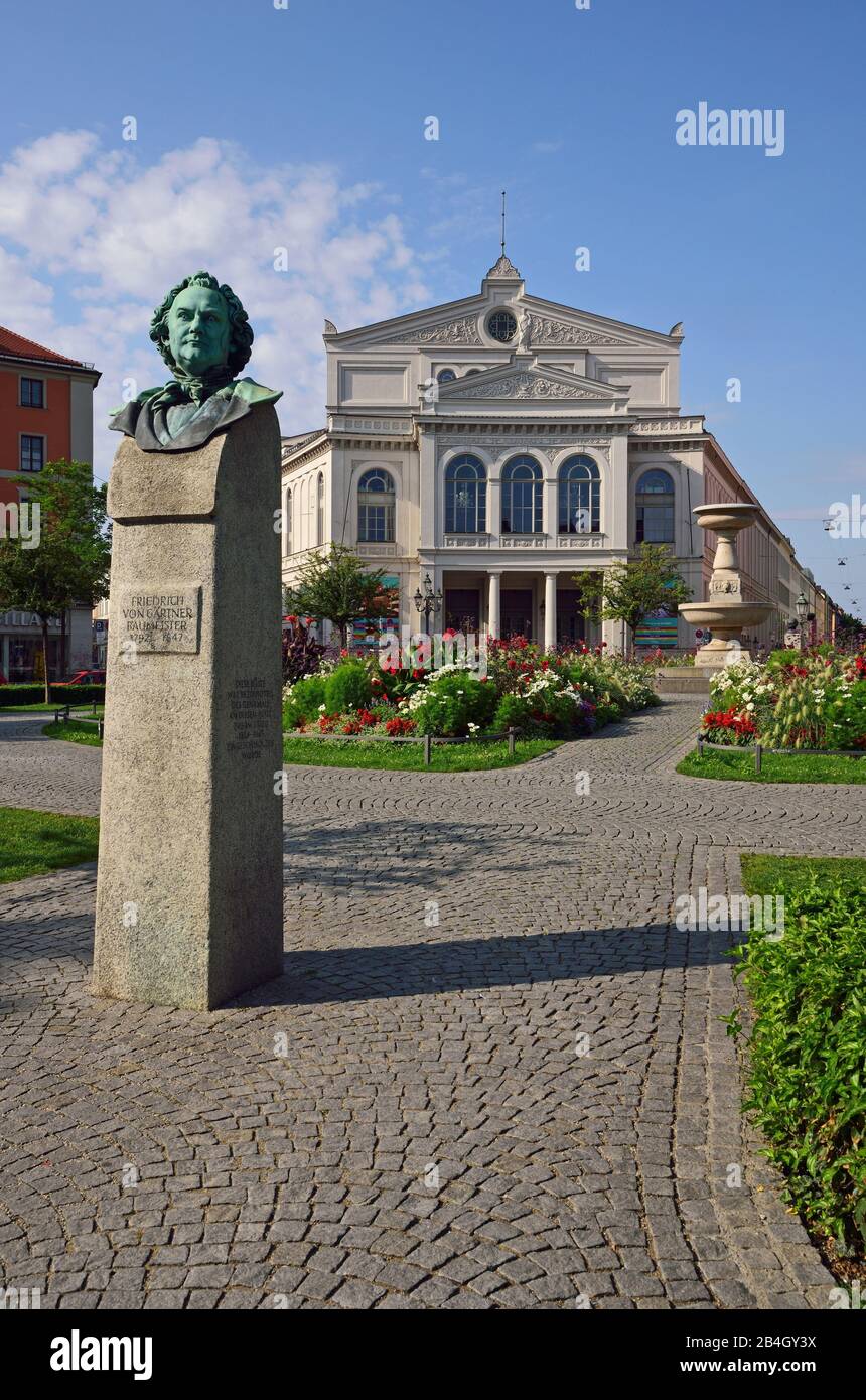 Europa, Germania, Baviera, Monaco di Baviera, Staatstheater am Gärtnerplatz, monumento Friedrich von Gärtner, capomaestro 1794-1847, Foto Stock