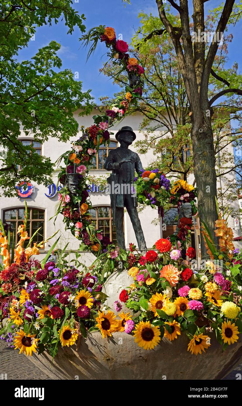 Europa, Germania, Baviera, Città di Monaco, Città, Viktualienmarkt, Memoriale e fontana, statua in bronzo Karl Valentin, comico, cantante popolare, autore e produttore di film, nato il 4 giugno 1882 a Monaco, è morto il 9 febbraio 1948 Foto Stock