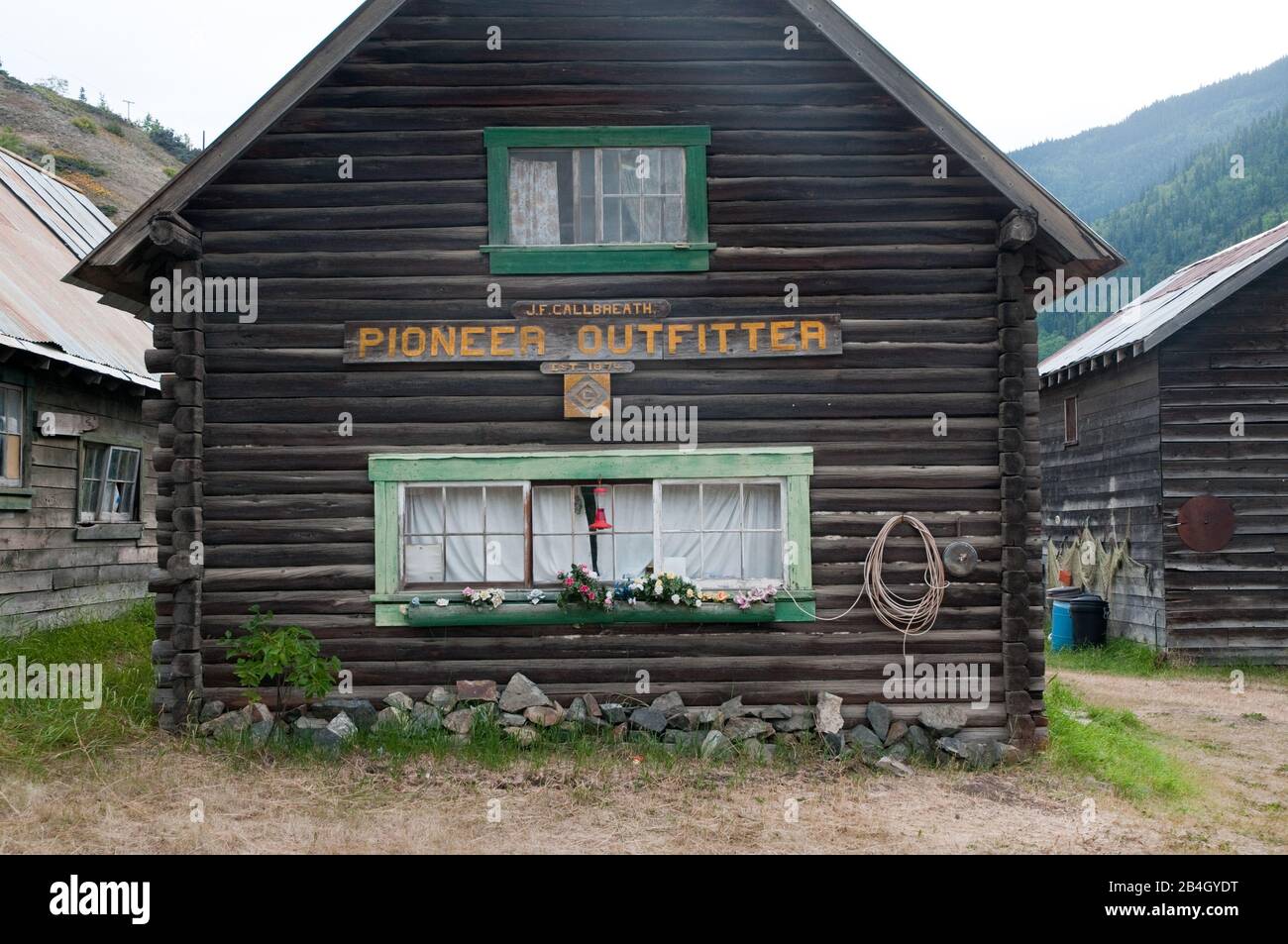 Una storica cabina di legno del 19th secolo nell'era di punta dell'oro della città di Telegraph Creek, nella Columbia Britannica settentrionale, Canada. Foto Stock