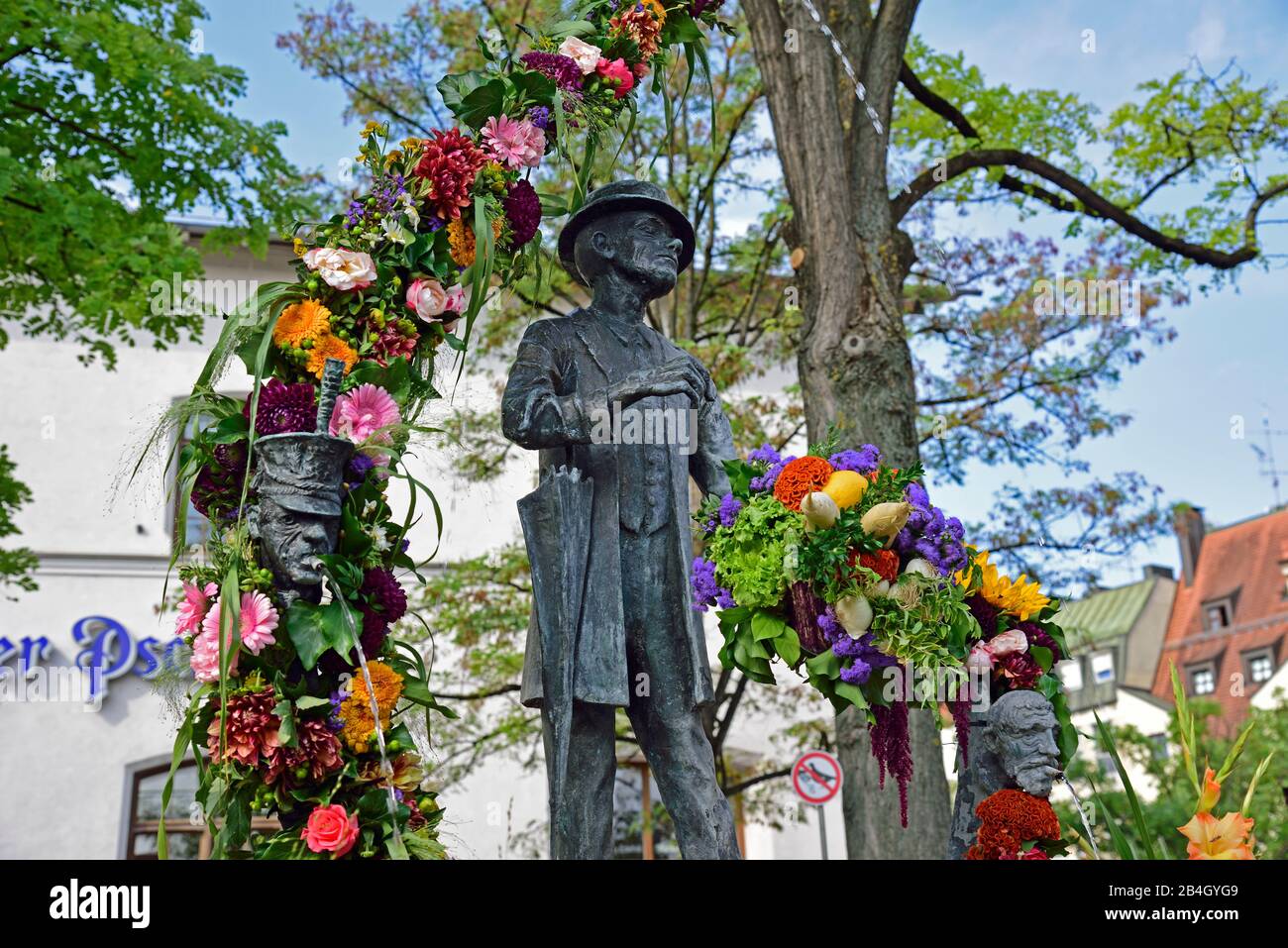 Europa, Germania, Baviera, Città di Monaco, Città, Viktualienmarkt, monumento e fontana, statua in bronzo Karl Valentin, comico, cantante popolare, autore e produttore di film, nato il 4 giugno 1882 a Monaco, è morto il 9 febbraio 1948 Foto Stock