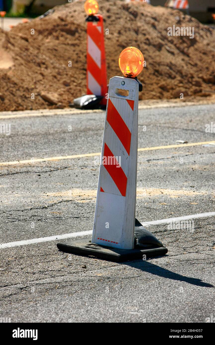 Segnaletica stradale con nastro riflettente e lanterna arancione in una zona di rifacimento a Tucson, Arizona Foto Stock