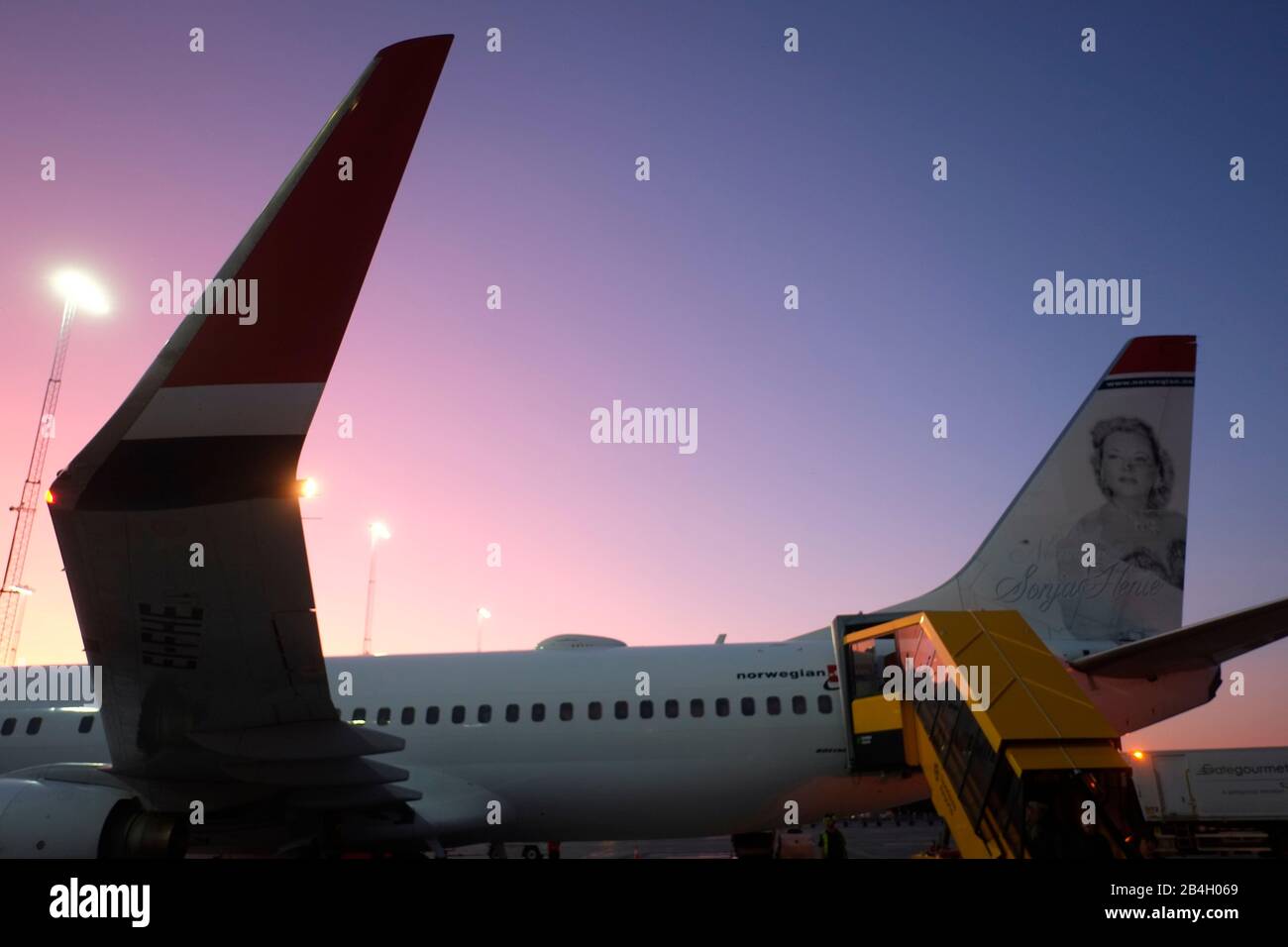Boeing 737 della Norwegian Air dopo l'atterraggio all'aeroporto internazionale di Arlanda, Svezia. Boeing 737-800 - aeromobili a corto raggio Foto Stock