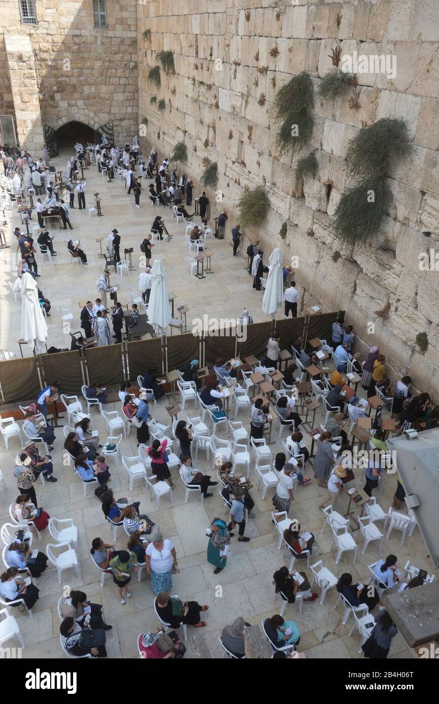 Uomini e donne pregano separatamente al Muro Occidentale. Il Muro Occidentale, il Muro del Pianto, conosciuto nell'Islam come il Muro di Buraq, è un'antica parete di pietra calcarea nella Città Vecchia di Gerusalemme. Si tratta di un segmento relativamente piccolo di un'antica parete di contenimento molto più lunga, conosciuta anche nella sua interezza come 'parete Occidentale' Foto Stock
