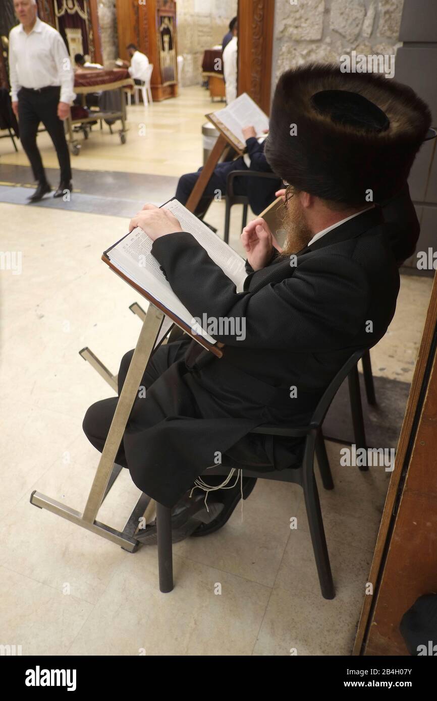 Ebrei che pregano durante il sabato all'interno del Muro Occidentale. Il Muro Occidentale nella Città Vecchia di Gerusalemme, luogo di preghiera e di pellegrinaggio sacro al popolo ebraico. È l'unico resti del Secondo Tempio di Gerusalemme, ritenuto unicamente santo dagli antichi ebrei e distrutto dai Romani nel 70 d.C. L'autenticità del Muro Occidentale è stata confermata da ricerche tradizionali, storiche e archeologiche; il muro risale al 2nd secolo a.C. circa Foto Stock