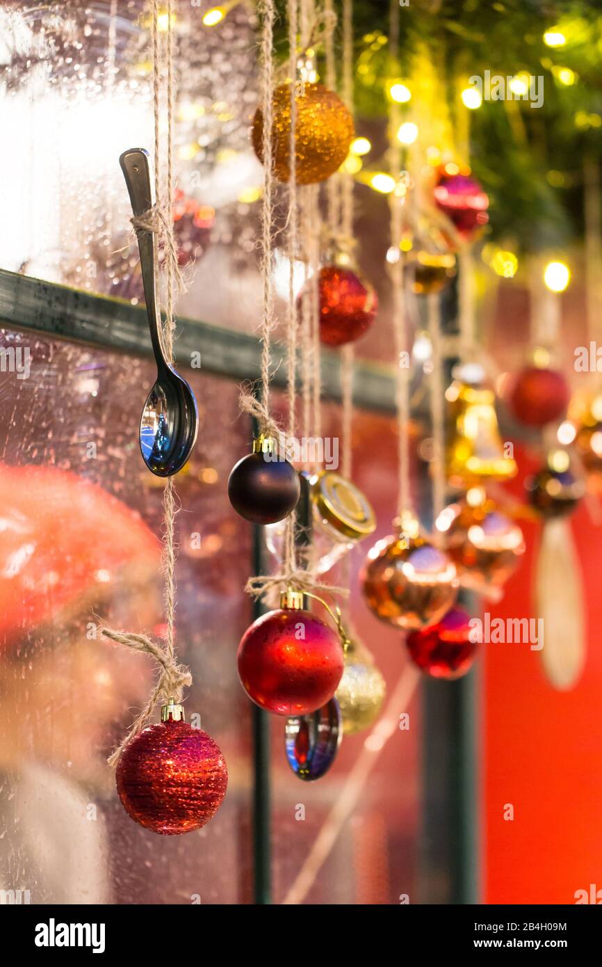 Fiera di Natale, primo piano di cucchiaini da tè e palle decorazioni nel negozio, soft focus. Mercato invernale di strada in Europa Foto Stock