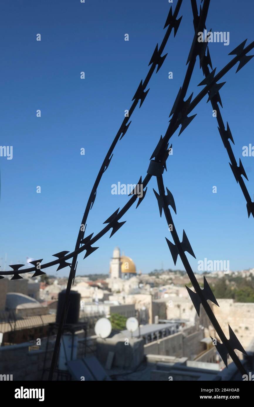 Israele - Gerusalemme. Cupola della roccia e del Muro Occidentale vista attraverso una recinzione di filo di rasoio Foto Stock