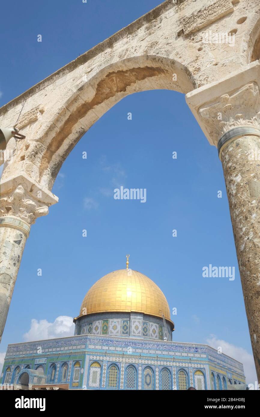 Israele, Gerusalemme, cupola della roccia. Il gioiello nella corona del Monte del Tempio / al Haram Ash Sharif è la cupola dorata della roccia, il simbolo duraturo della città e uno degli edifici più fotografati della terra. Come suggerisce il suo nome, la cupola copre una lastra di pietra sacra sia per la fede musulmana che per quella ebraica. Secondo la tradizione ebraica, era qui che Abramo si preparò a sacrificare suo figlio. La tradizione islamica ha il Profeta Muhammad ascendere al cielo da questo punto Foto Stock