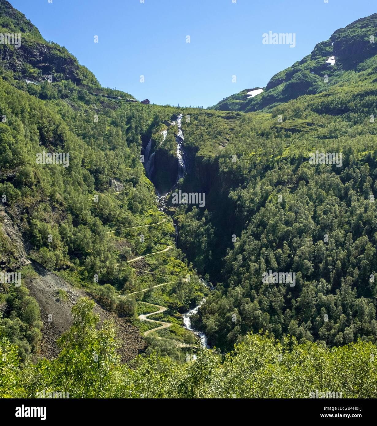 Cascata di Kjosfossen, cascata vicino a Fureberget, montagna, foresta, strada, cielo Flåm, Sogn og Fjordane, Norvegia, Scandinavia, Europa Foto Stock