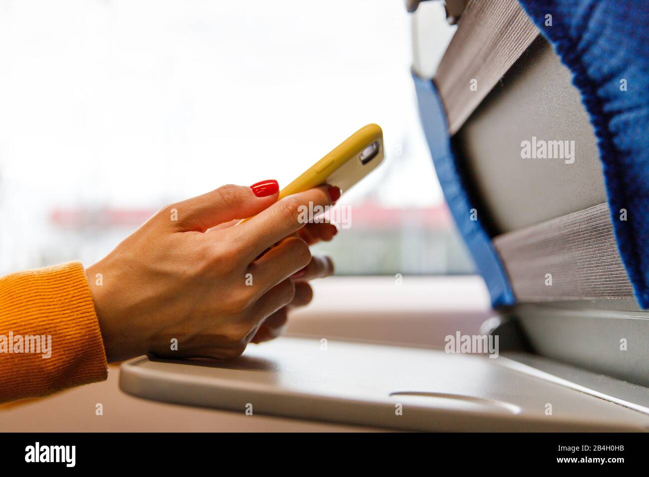 Dipendenza di rete sociale, Internet, concetto di nomofobia. Donna che usa il cellulare nei trasporti pubblici, messaggi di testo o messaggi di lettura, verifica notizie Foto Stock