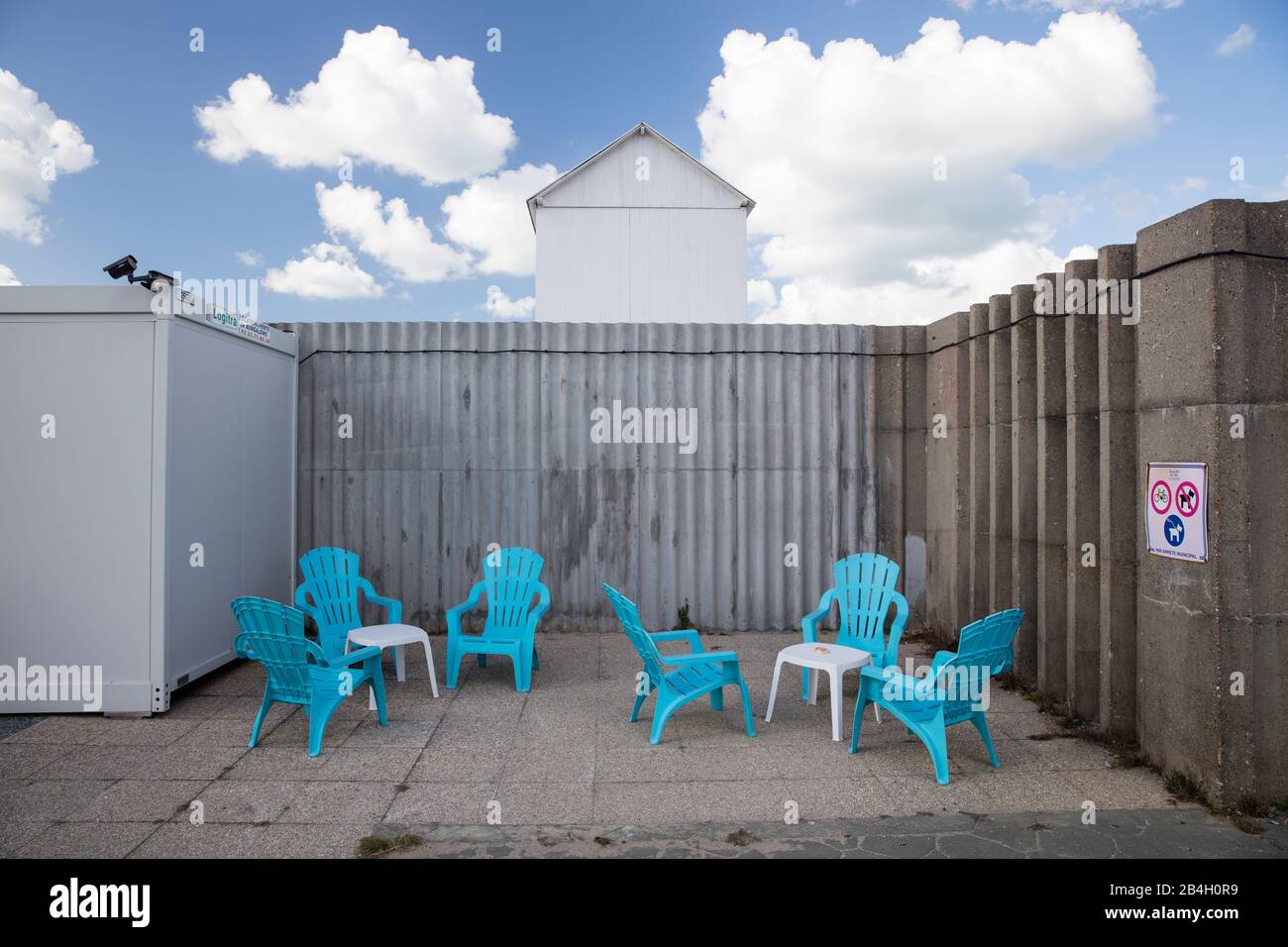 Normandia, 6 sedie blu, riparo dal vento, caffè, spiaggia Foto Stock