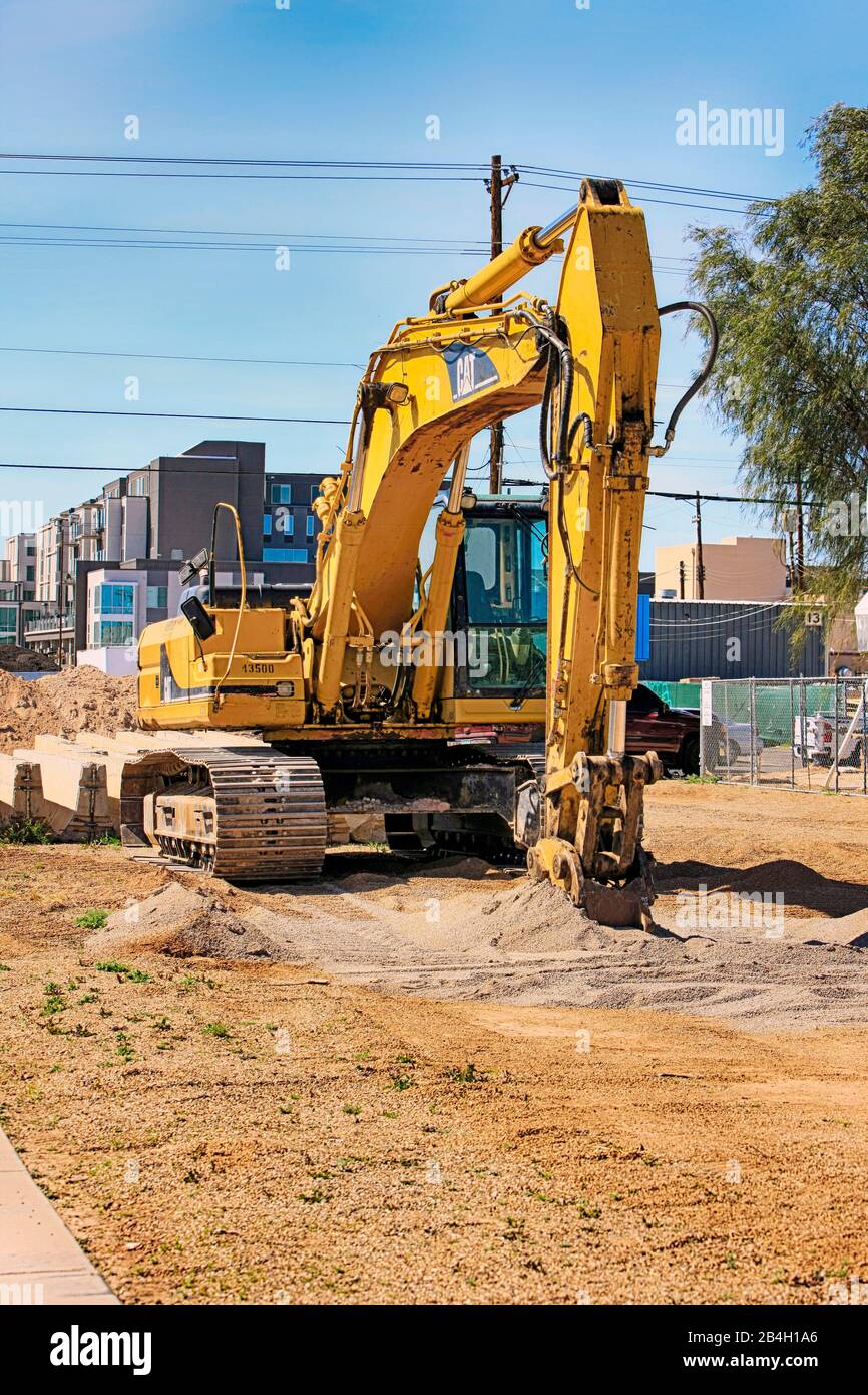 Escavatore idraulico Caterpillar 330 in un lavoro di costruzione a Tucson, Arizona Foto Stock